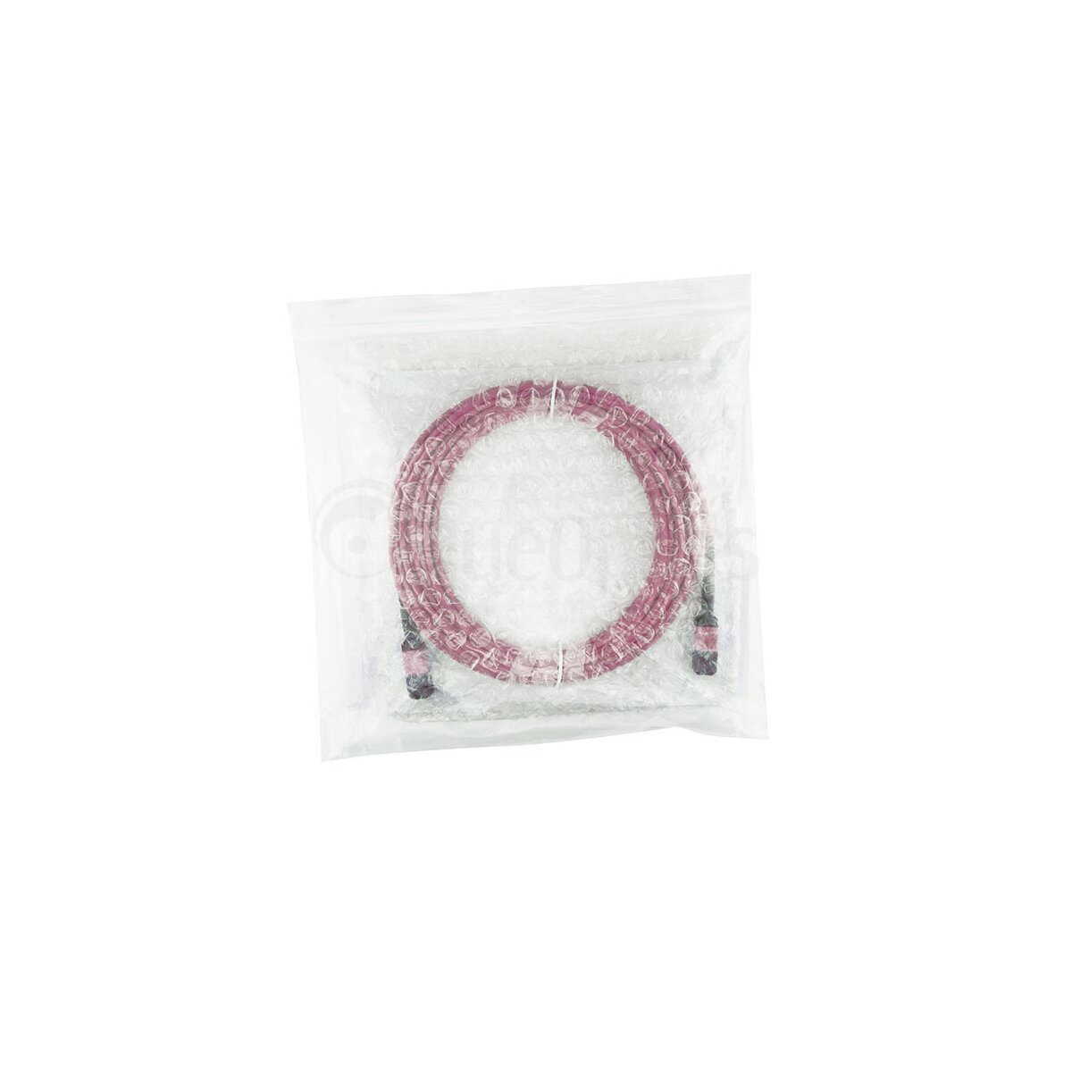 Un cavo magenta arrotolato in un sacchetto di plastica trasparente. Sfondo bianco con logo.