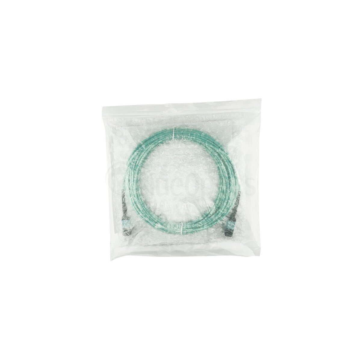 Cavo in fibra ottica verde in un sacchetto di plastica trasparente su sfondo bianco.