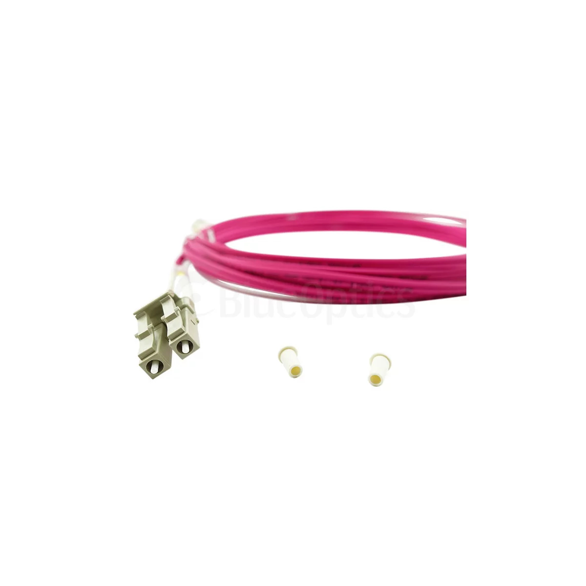 Cavo in fibra ottica rosa con connettori bianchi e due cappucci bianchi su sfondo bianco.