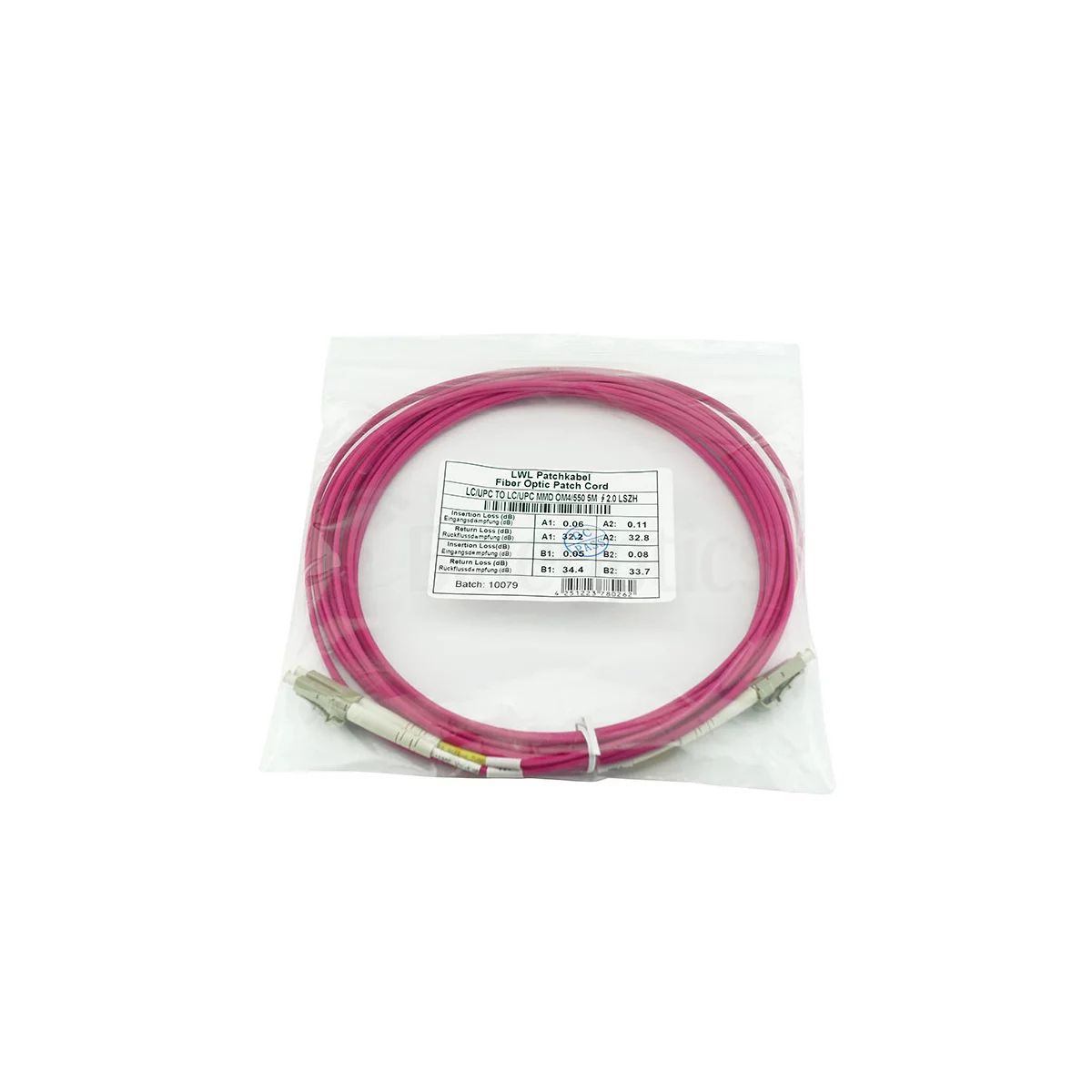 Cavo patch in fibra ottica in confezione di plastica, che mostra i dettagli del cavo. Sfondo bianco.
