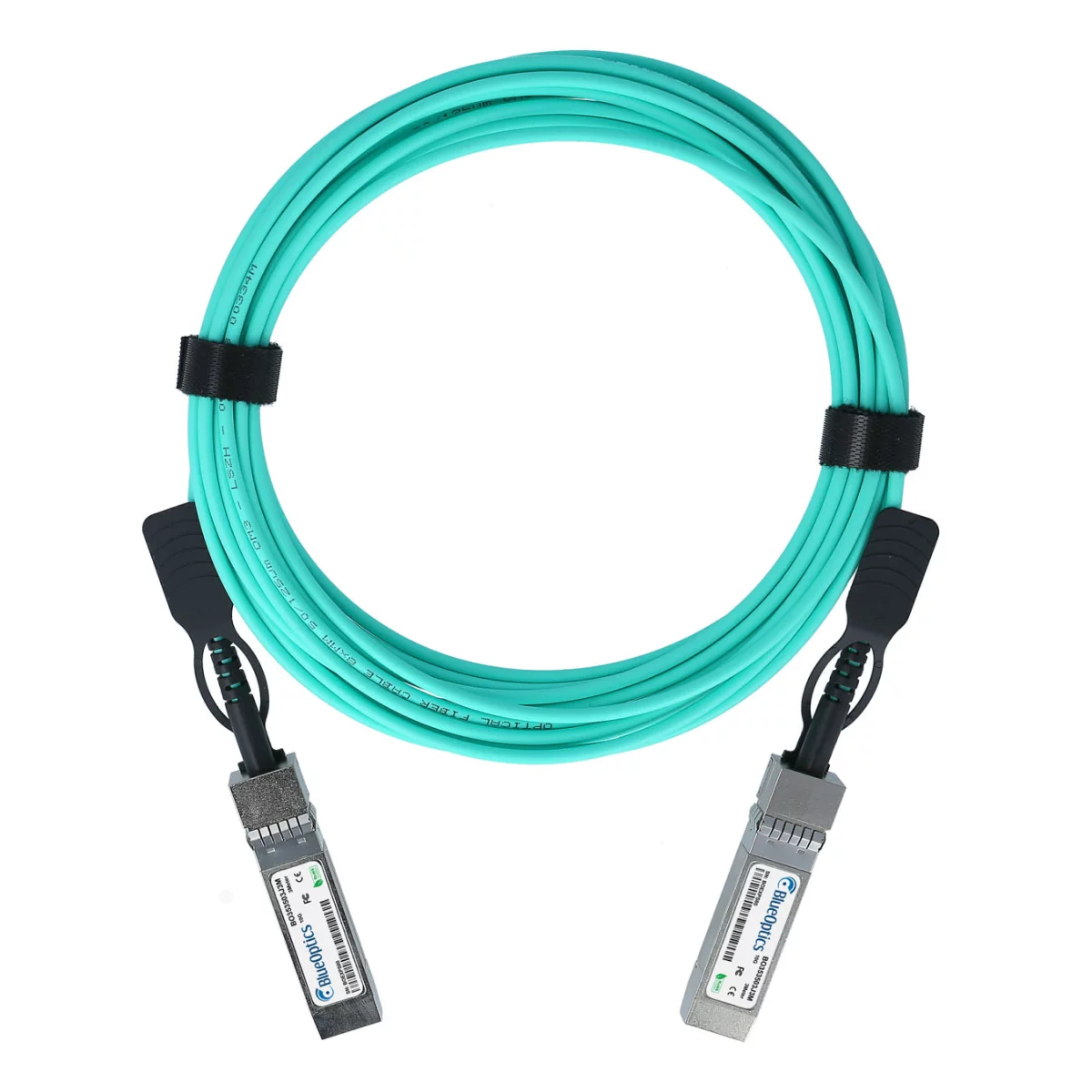Cavo acquamarina con connettori. Fermagli neri tengono il cavo. Sfondo bianco.