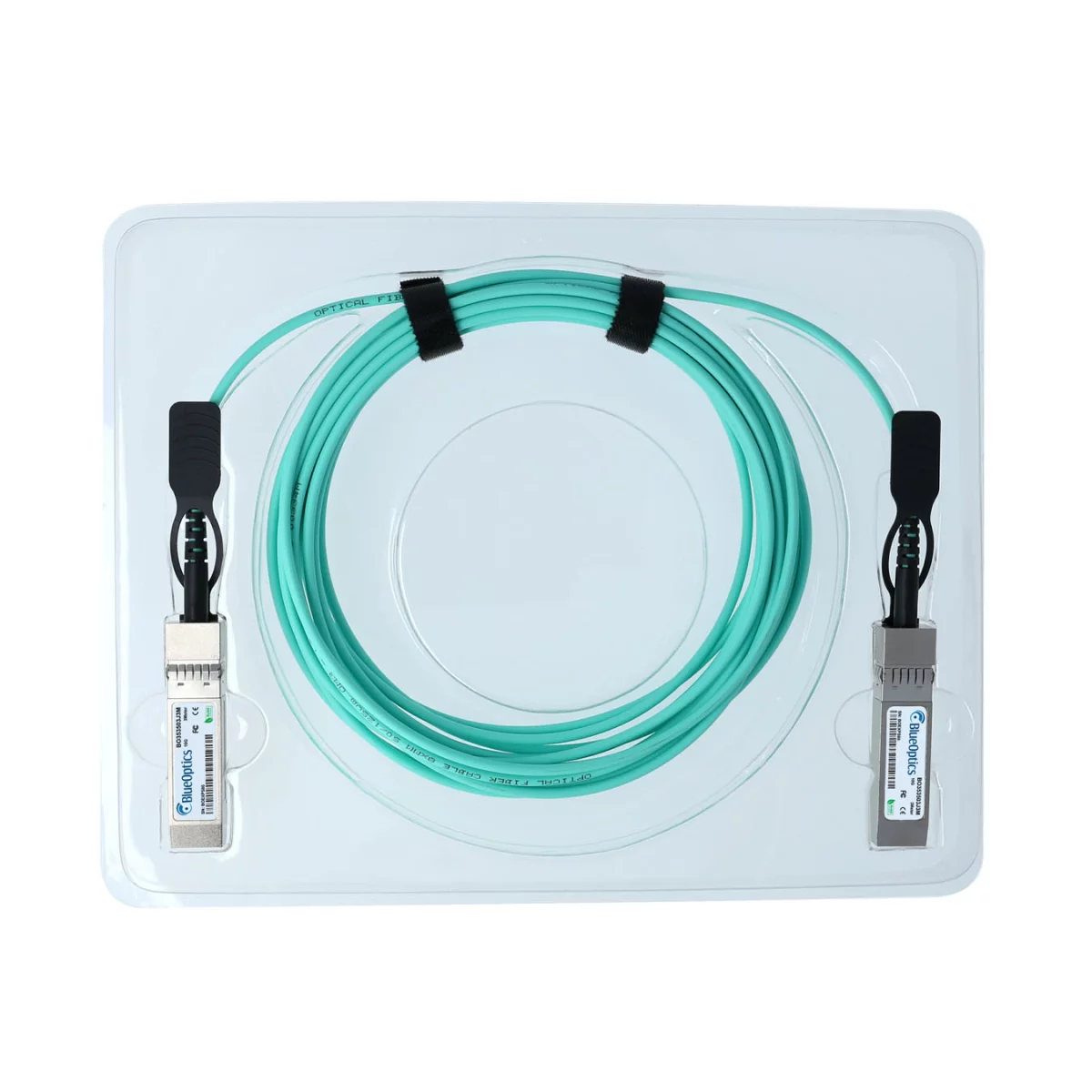 Cavo in fibra ottica in un contenitore di plastica trasparente, cavo verde con connettori neri, sfondo bianco.