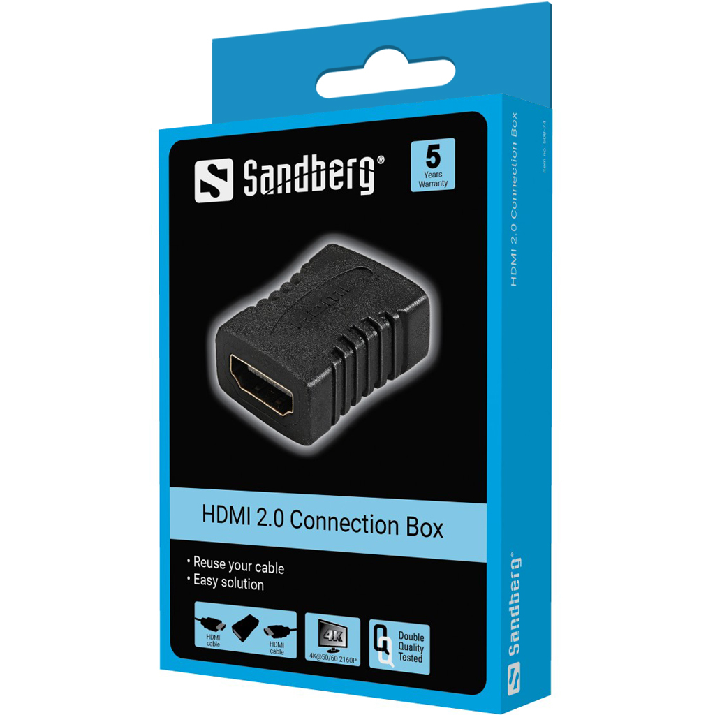 Scatola di connessione HDMI 2.0 nera in una scatola blu. Marchio Sandberg. Testo sulla scatola.
