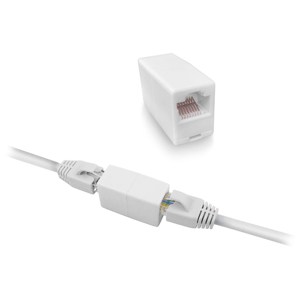 Câble réseau blanc avec connecteurs et un coupleur blanc sur fond blanc.