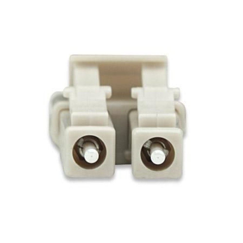 Connettore beige con due fori. Punti bianchi all'interno. Sfondo bianco.
