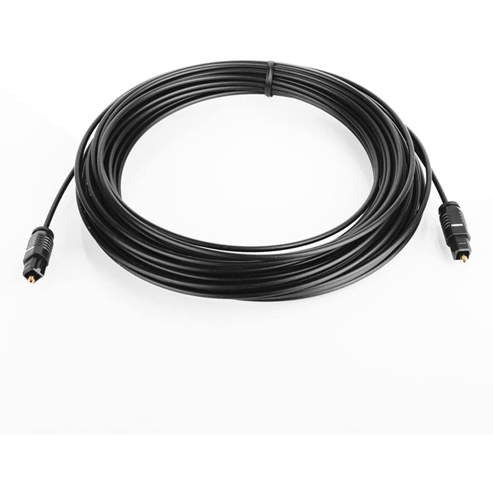 Un cavo audio ottico nero arrotolato su una superficie bianca, con connettori a ciascuna estremità.