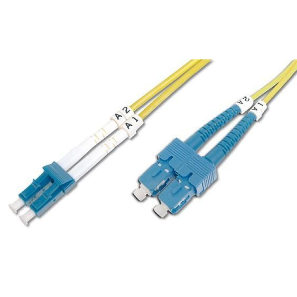 Due cavi in fibra ottica, giallo e blu. Connettori bianchi con etichette su sfondo bianco.