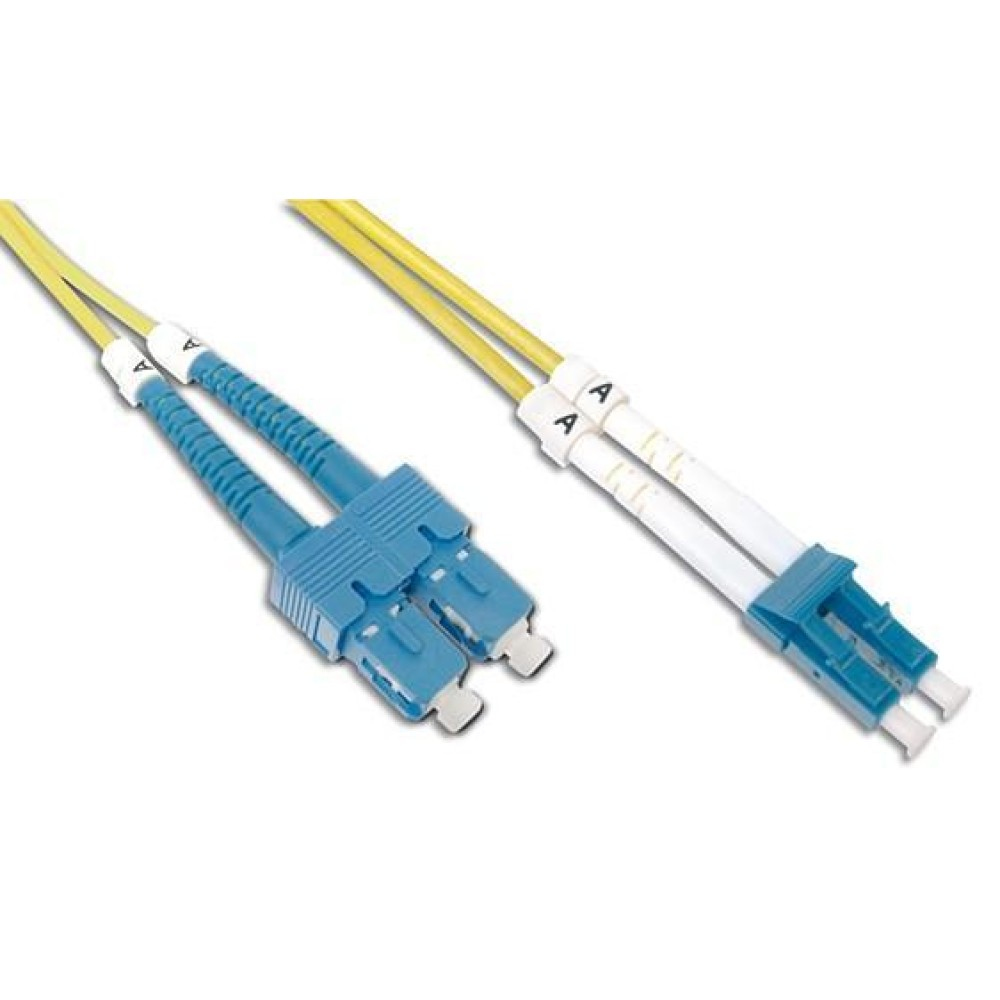 Due cavi gialli con connettori. Connettori blu e bianchi. Sfondo bianco.