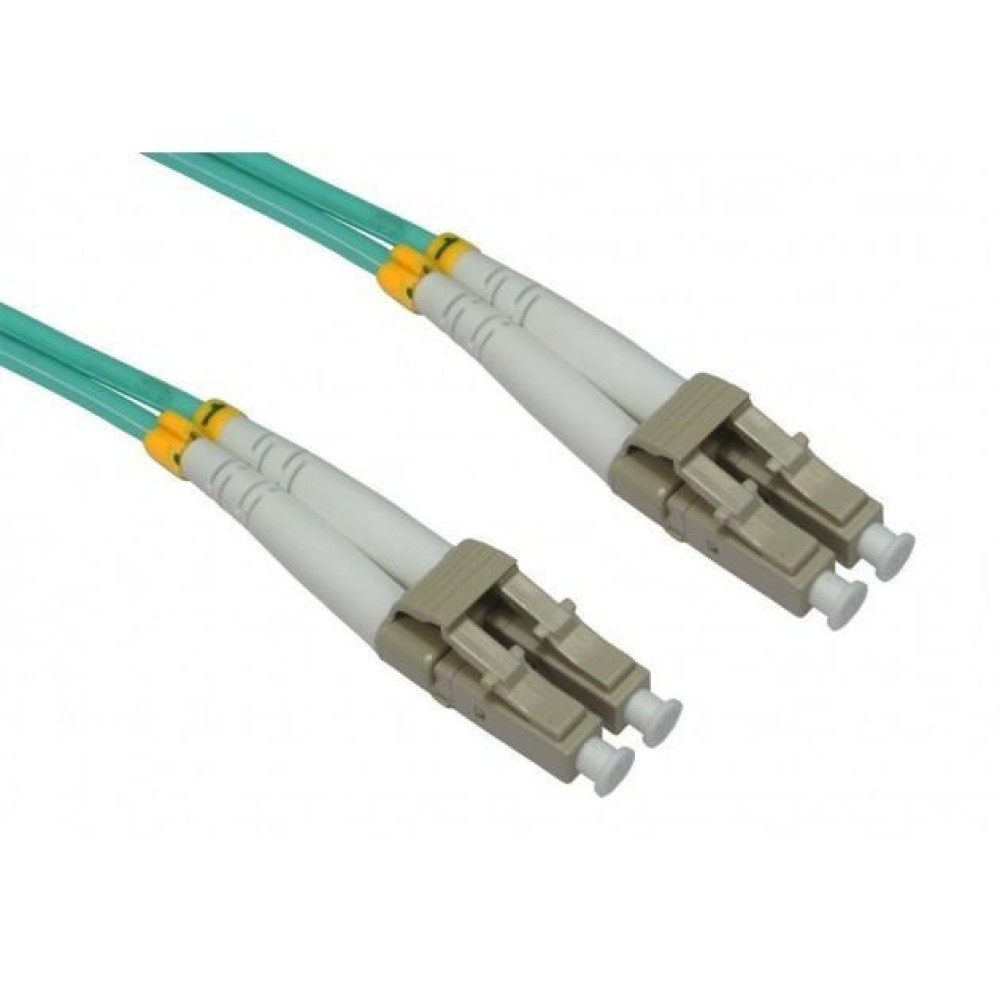 Cavi in fibra ottica verdi con connettori su sfondo bianco.