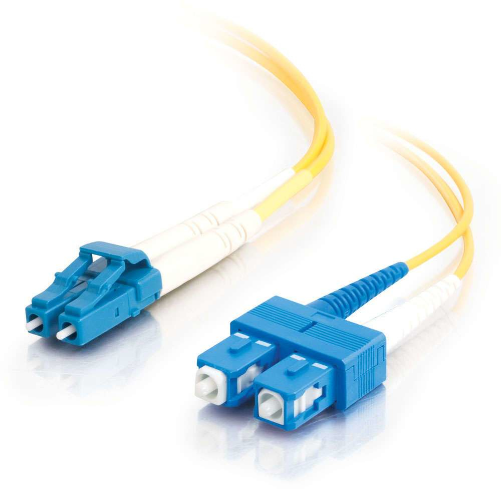 Due connettori blu con cavi bianchi e blu. Cavo giallo visibile. Isolato su sfondo bianco.