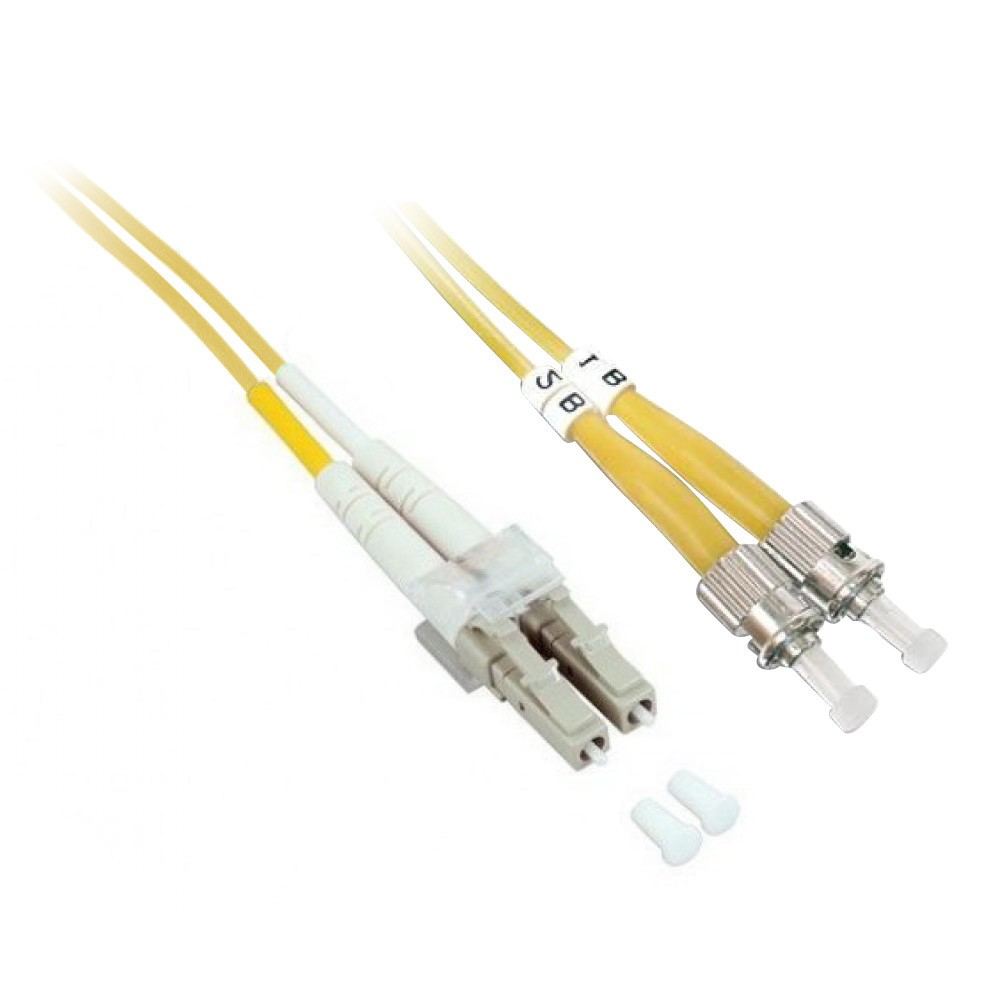 Due cavi in fibra ottica gialli con connettori grigi e bianchi, sfondo bianco.