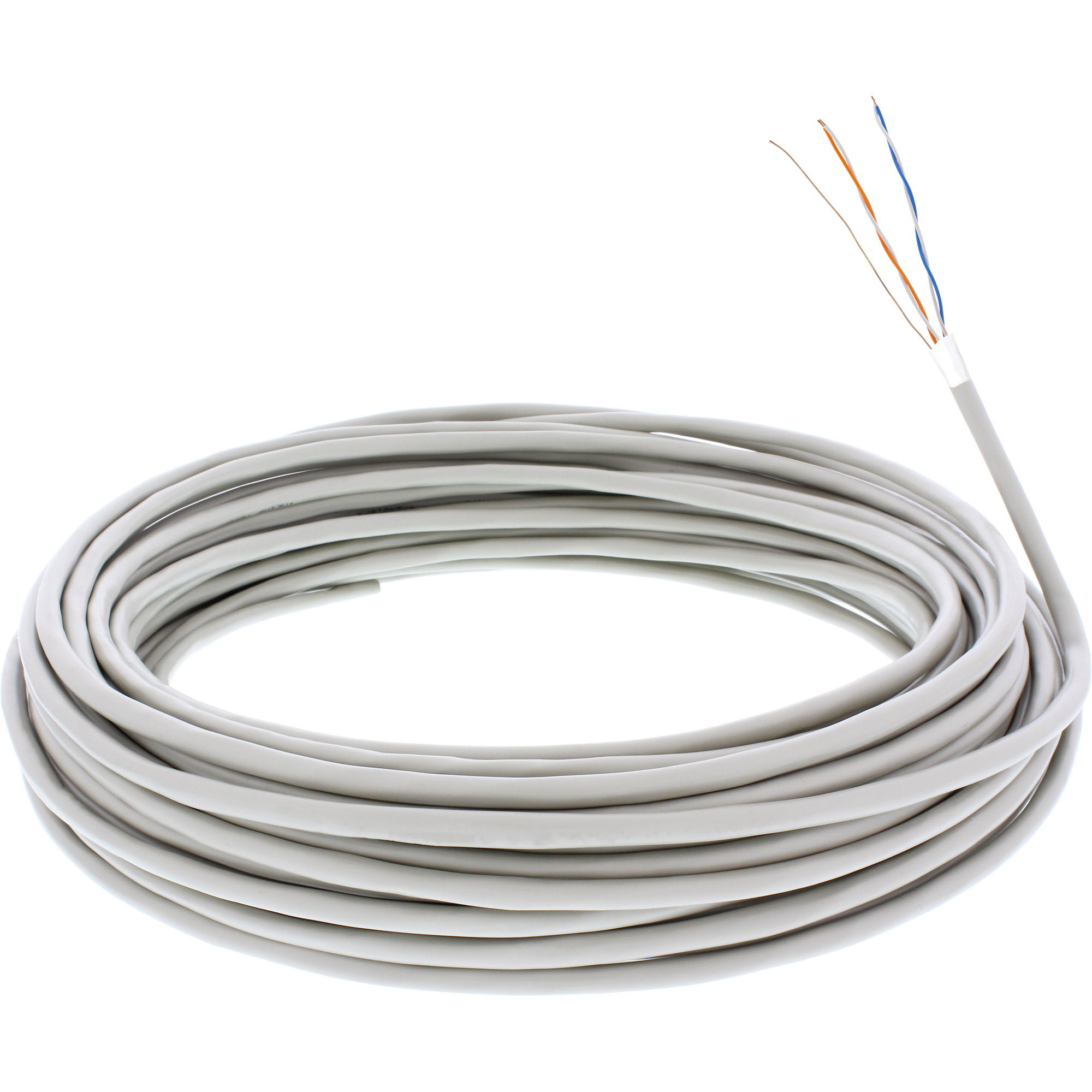 Gewickeltes graues Kabel mit freiliegenden Drähten am Ende, weißer Hintergrund.
