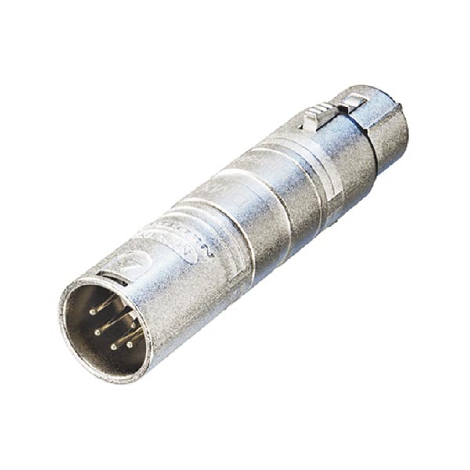 Un connettore XLR argentato con pin, visto su sfondo bianco.