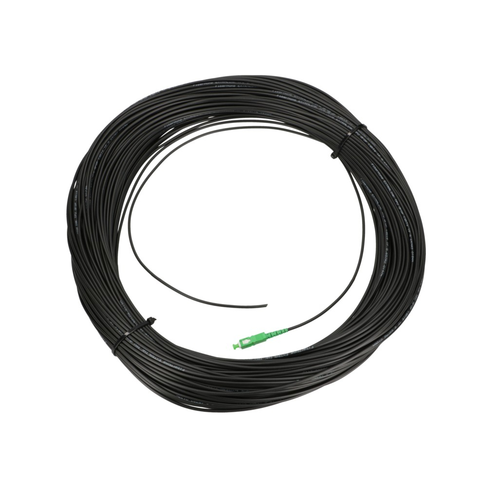 Czarny kabel zwinięty z zielonym złączem. Białe tło.