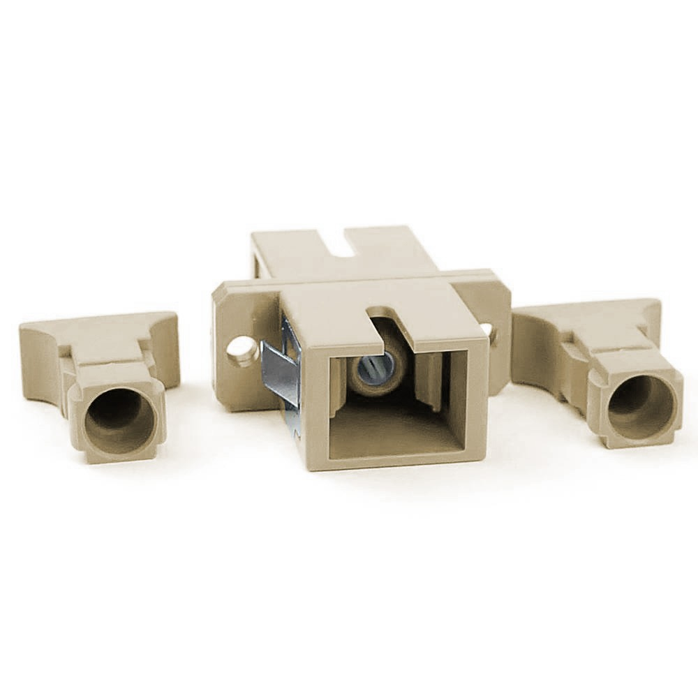 Adattatori e connettori in fibra ottica beige su sfondo bianco.