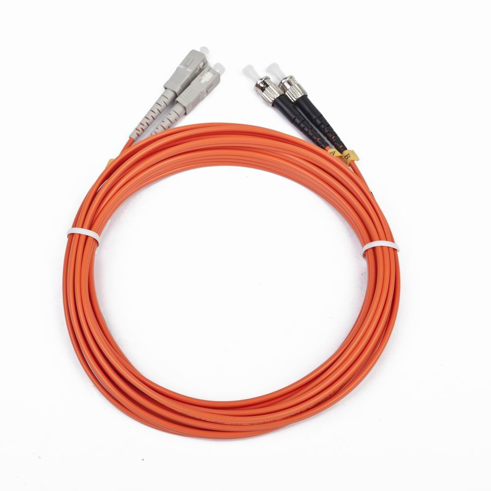 Cables de fibra óptica naranja con conectores sobre fondo blanco.