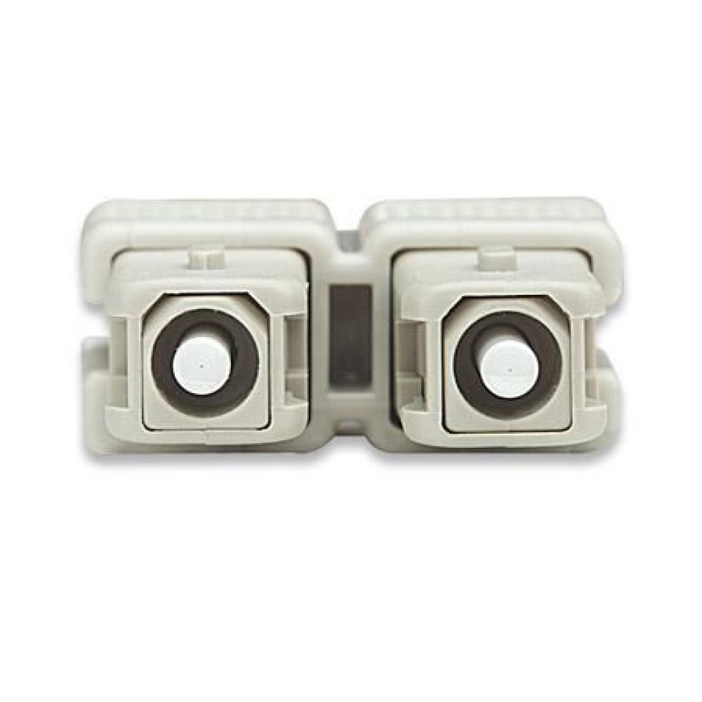 Un adattatore duplex in fibra ottica bianco con due connettori, su sfondo bianco.