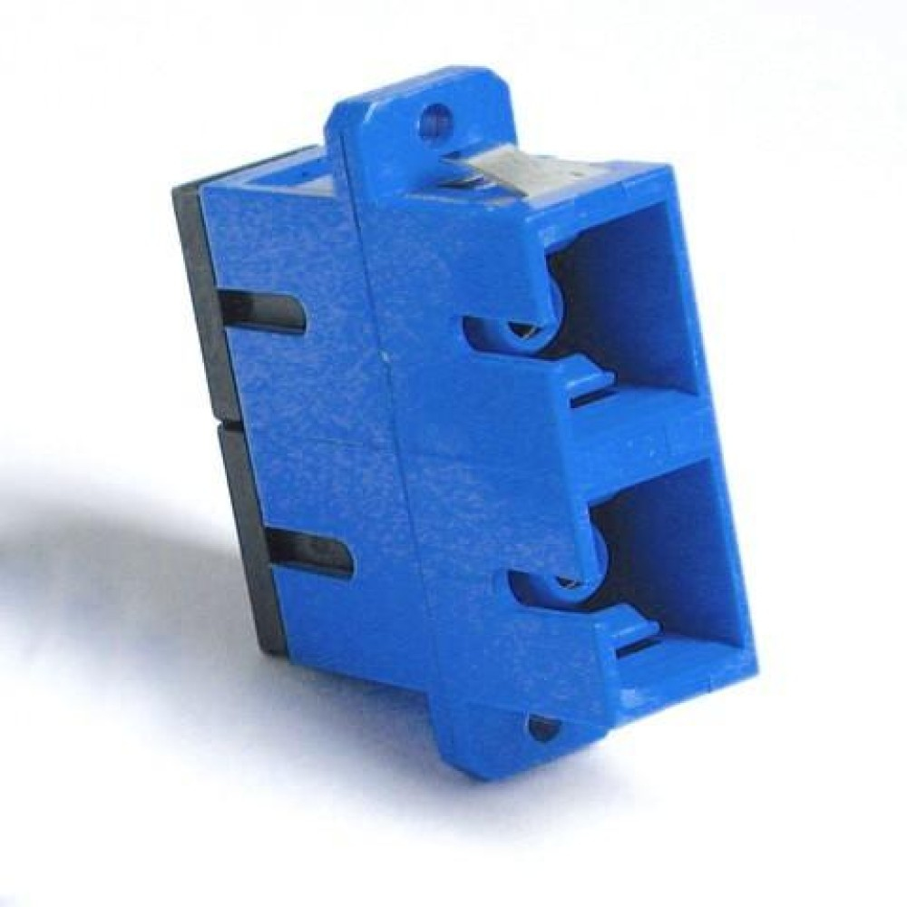 Un adattatore per fibra ottica blu, con due fori e bordi neri, su sfondo bianco.