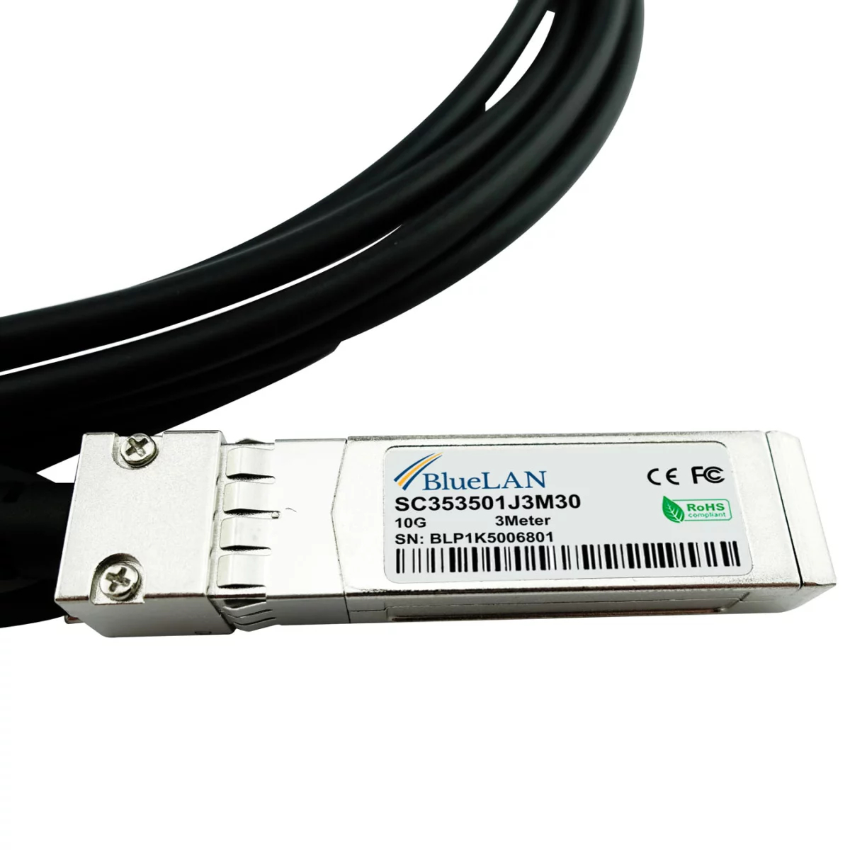 Un modulo in fibra ottica argentato con cavi neri, su sfondo bianco.