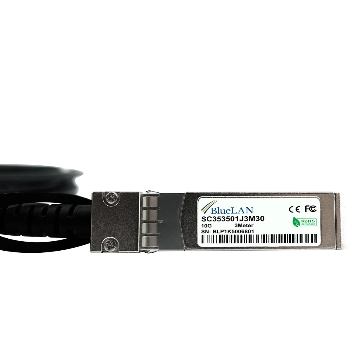 Un connettore SFP Bluelan con cavo nero, con sfondo bianco.