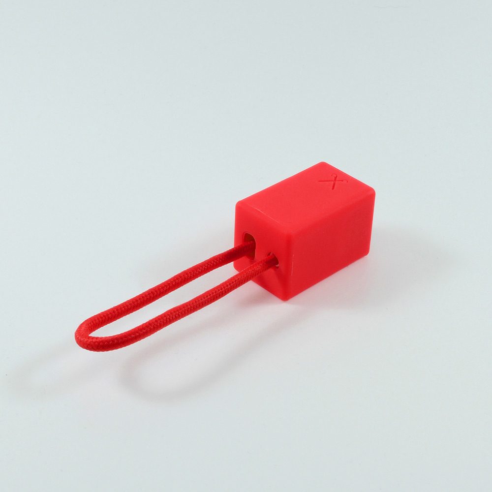 Blocco rettangolare rosso con un anello di corda, su sfondo bianco.