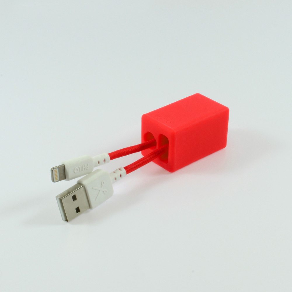 Blocco rosso con due cavi che emergono. Uno è USB e l'altro è un cavo Lightning.