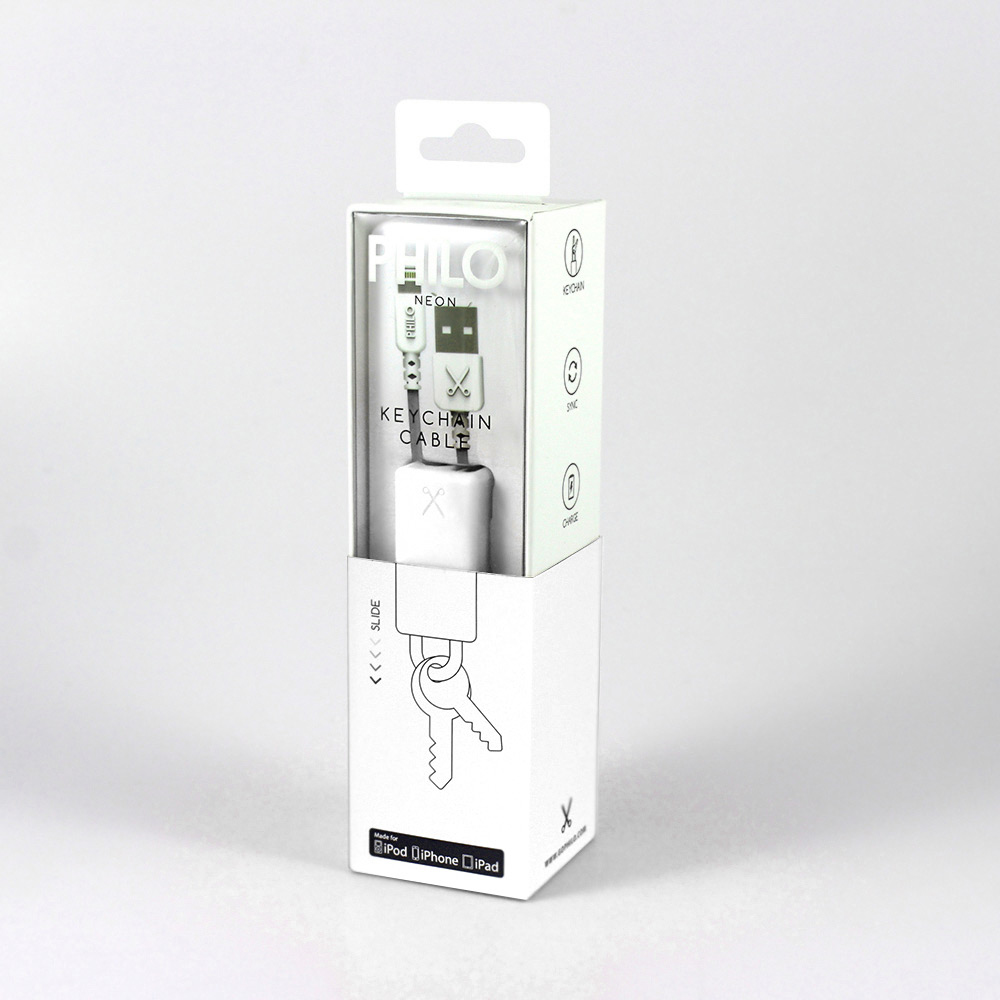 Una scatola bianca con un cavo USB e un design a portachiavi, con sfondo bianco.