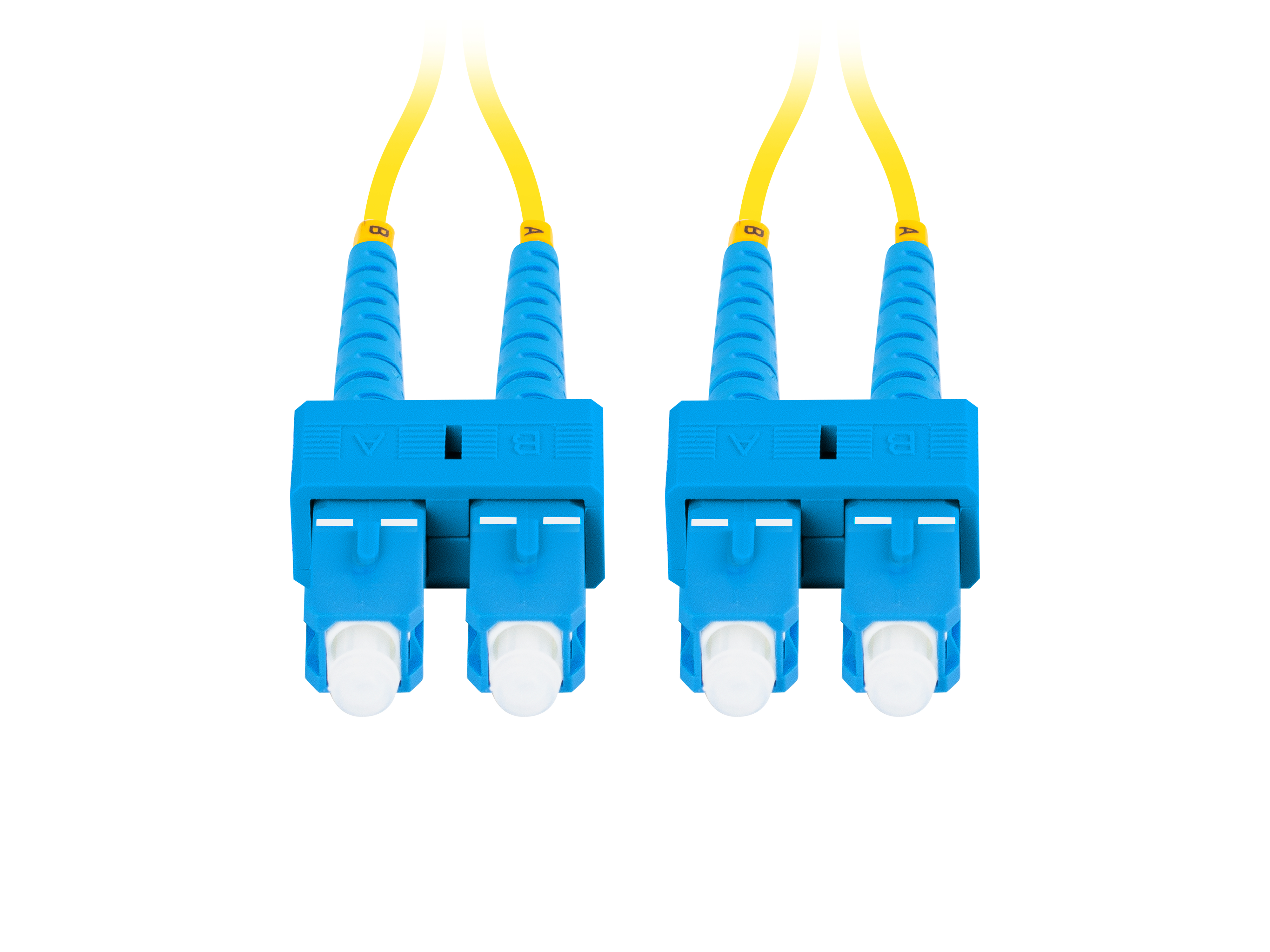 Due cavi in fibra ottica con connettori blu, cavi gialli, collegati.