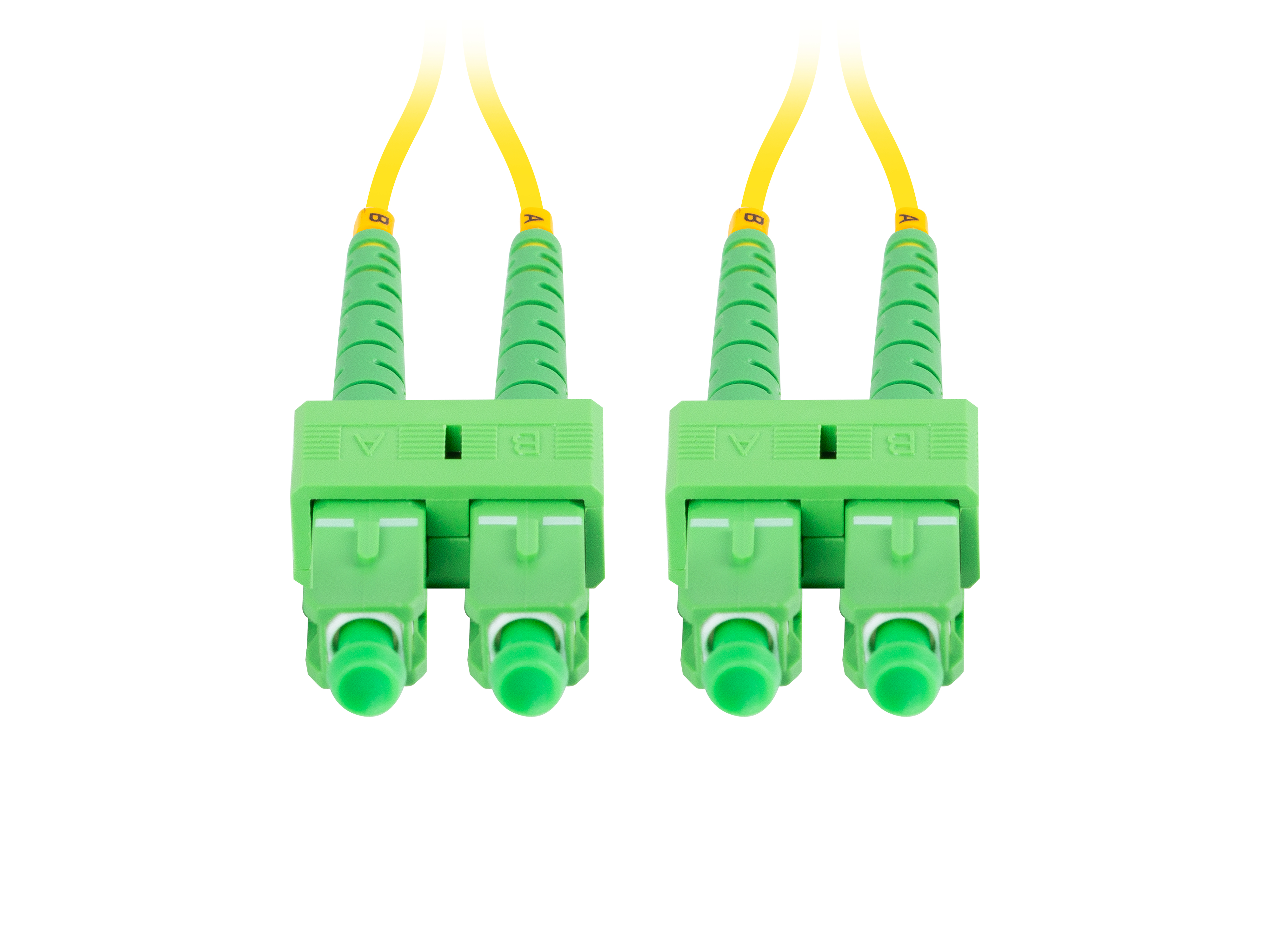 Due cavi in fibra ottica verdi con connettori e estremità gialle, su sfondo bianco.