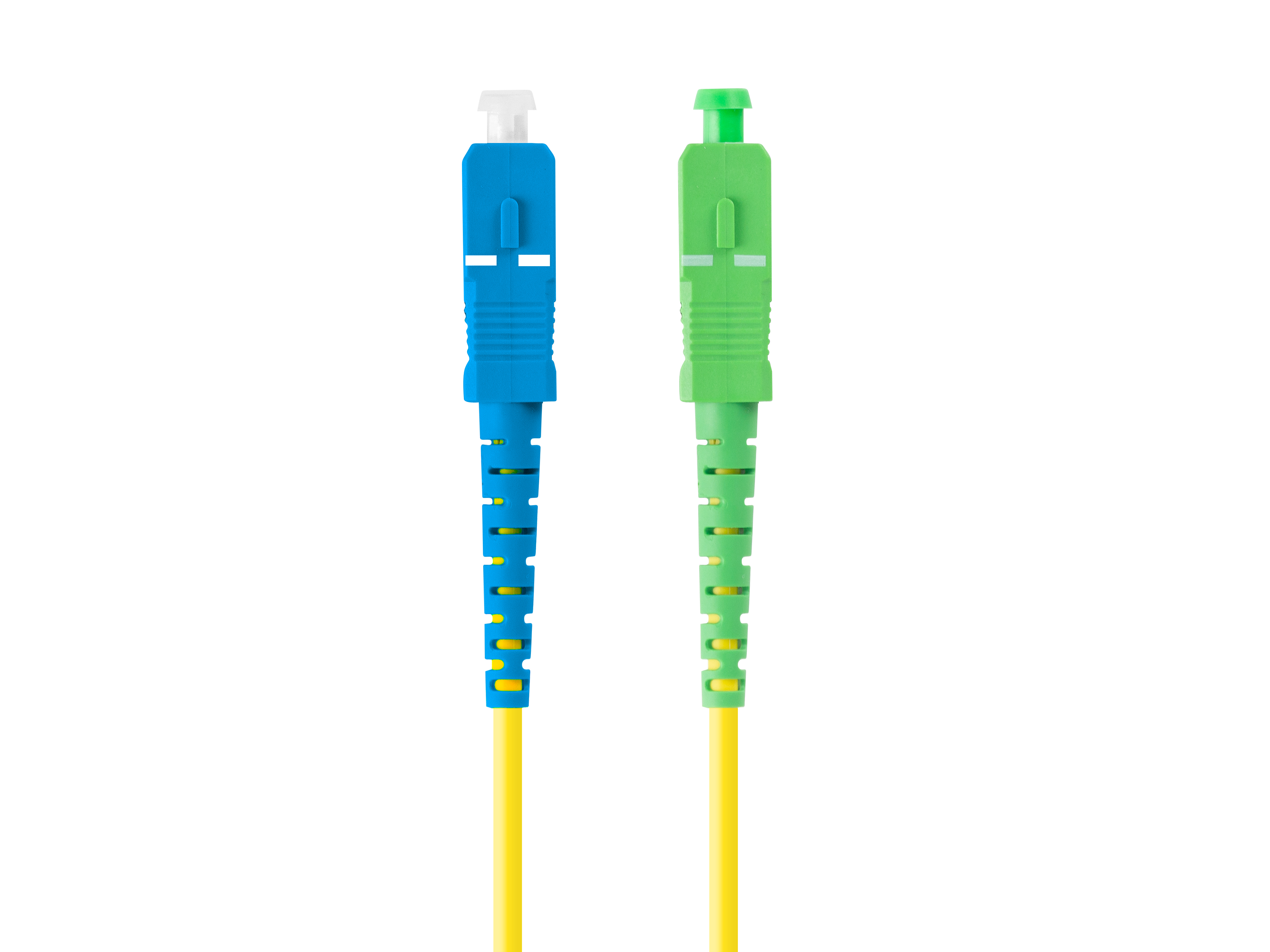 Due cavi in fibra ottica, connettori blu e verdi, cavi gialli, sfondo bianco.