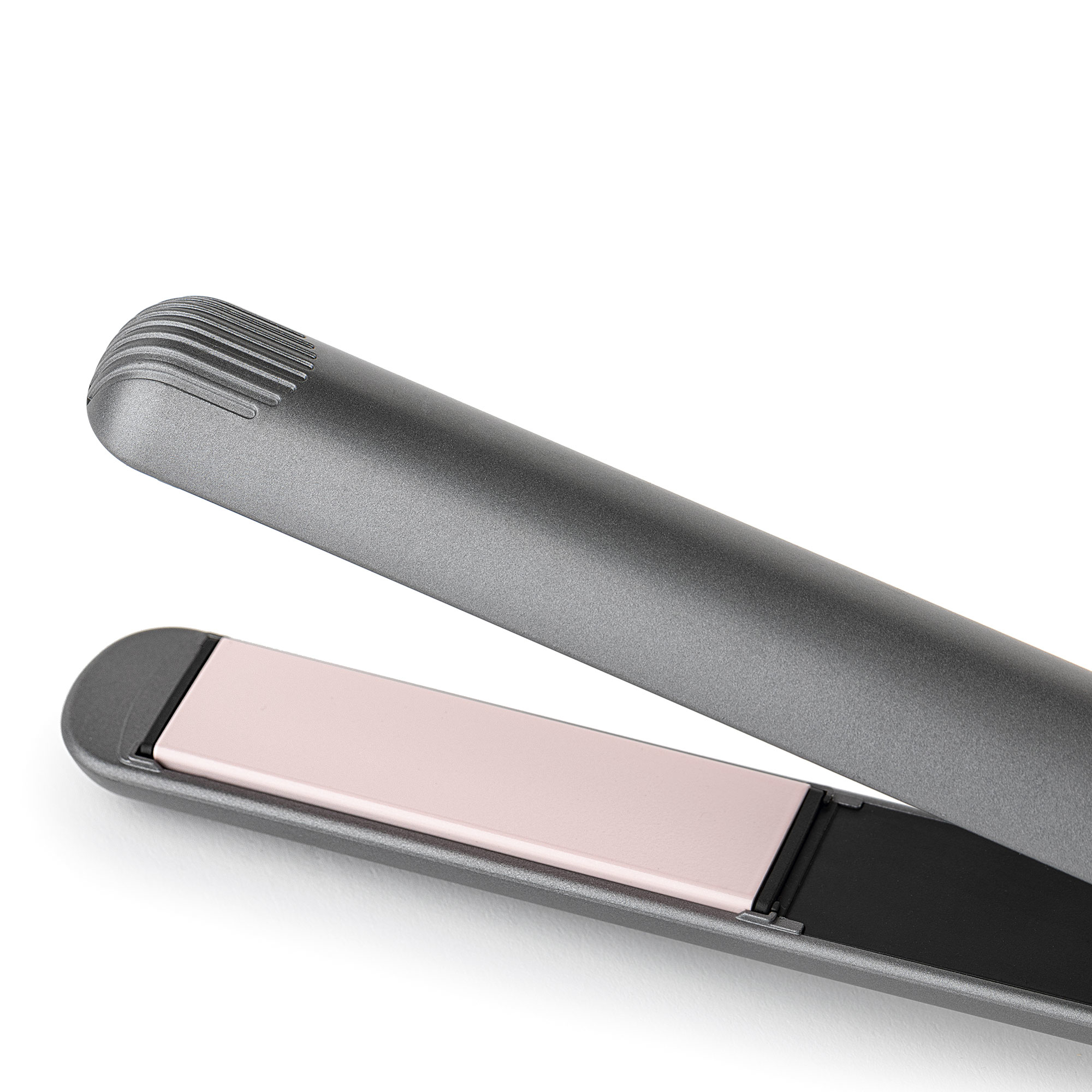 Una piastra per capelli grigia, aperta, che mostra piastre rosa e nere su sfondo bianco.