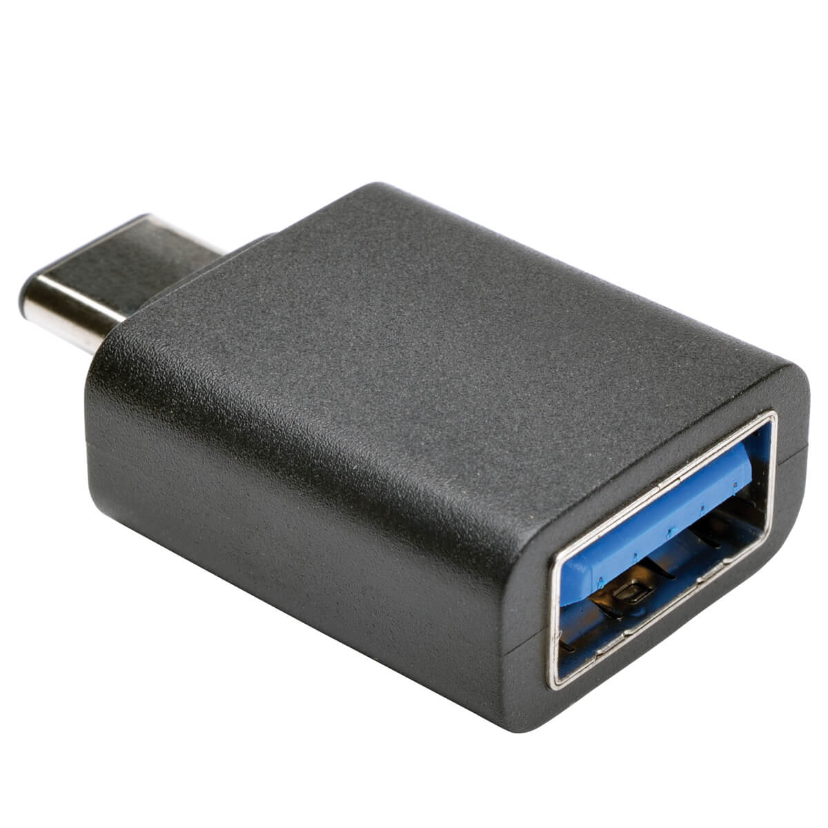 Adattatore da USB-C a USB nero, con porta USB blu, su sfondo bianco.