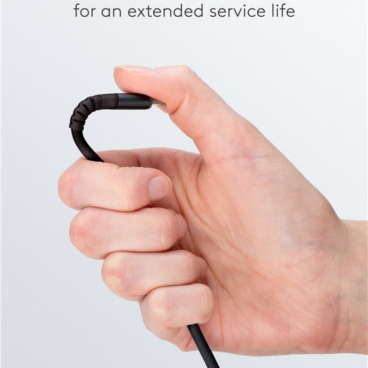 Mano che tiene un cavo USB-C nero con estremità nera e testo.