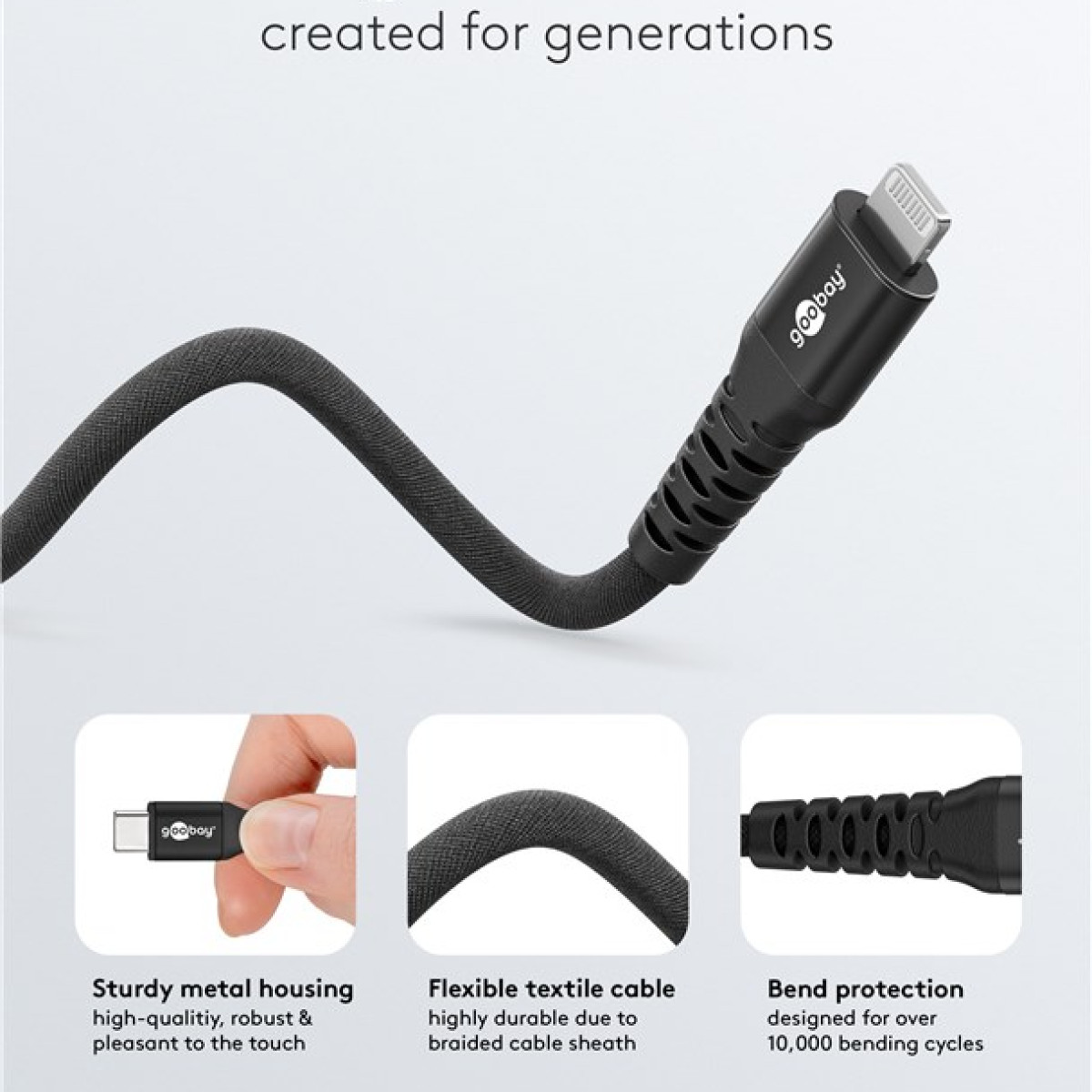Un cavo di ricarica nero con connettore Lightning e testo su sfondo bianco.