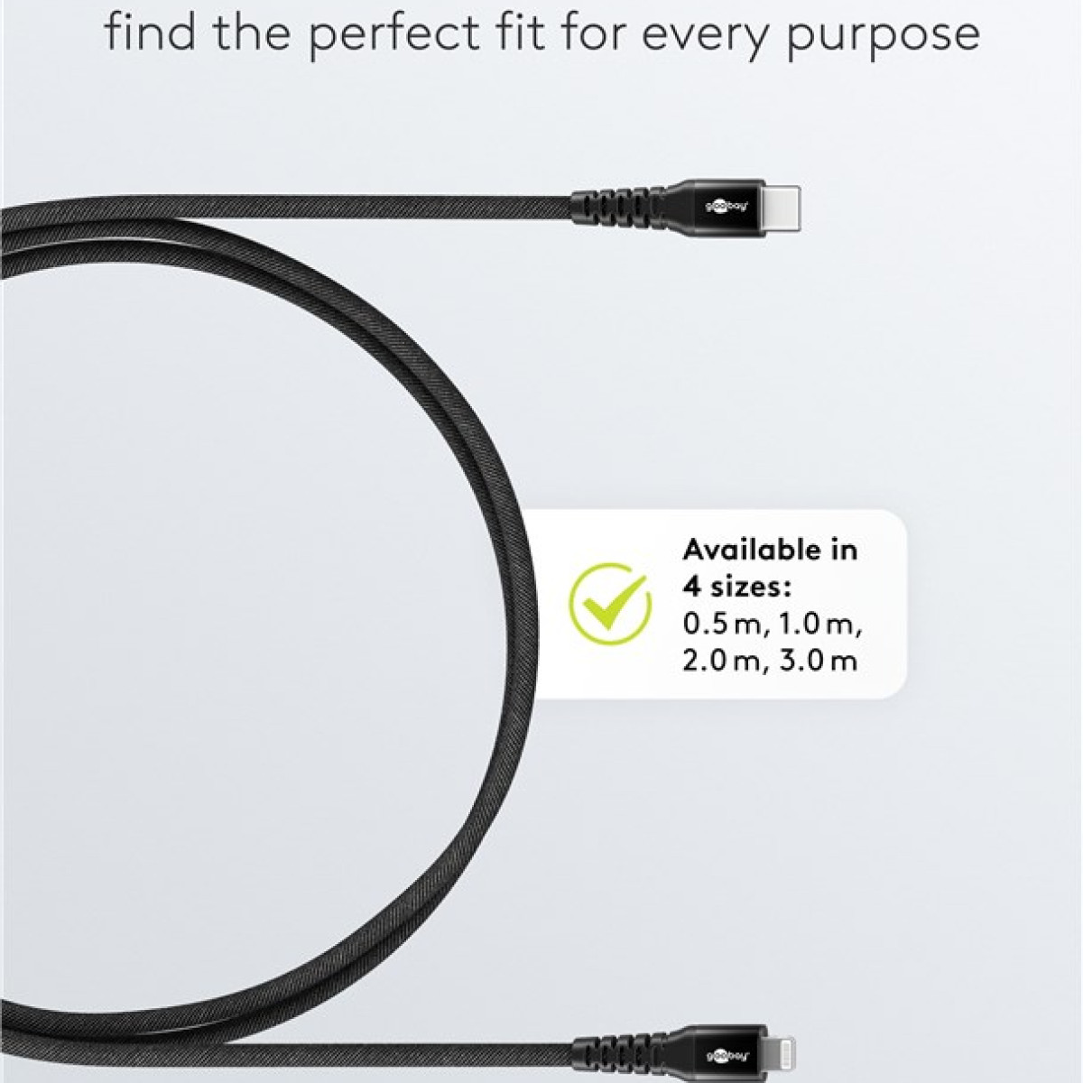 Un cavo USB-C nero con un'etichetta informativa bianca. Lo sfondo è blu.
