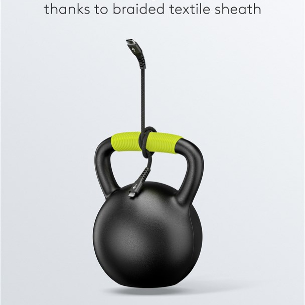 Un kettlebell nero appeso a un cavo nero con accenti verde neon.