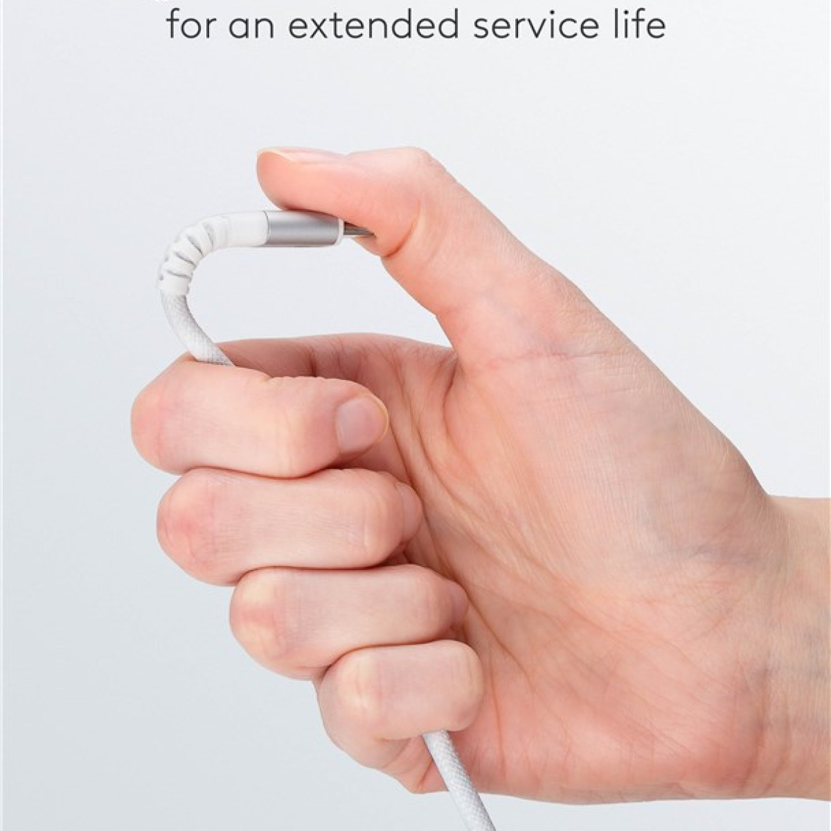 Dłoń trzymająca biały kabel USB-C z szarą metalową końcówką.