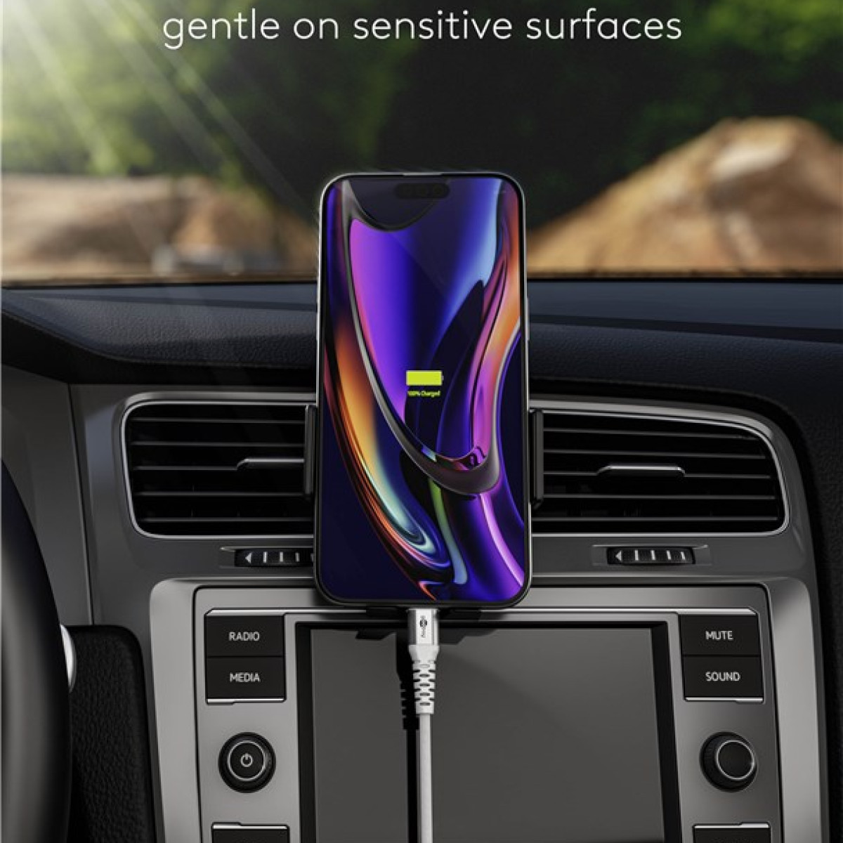 Ein Telefon wird in einem Auto mit angeschlossenem Kabel geladen.