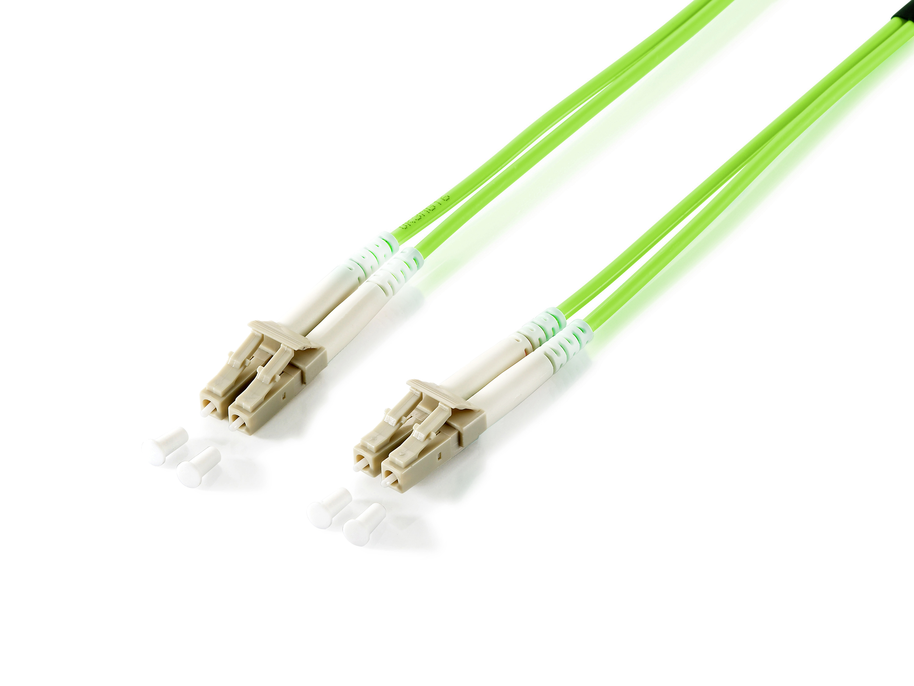 Due cavi in fibra ottica con guaina verde e connettori bianchi. Sfondo bianco.