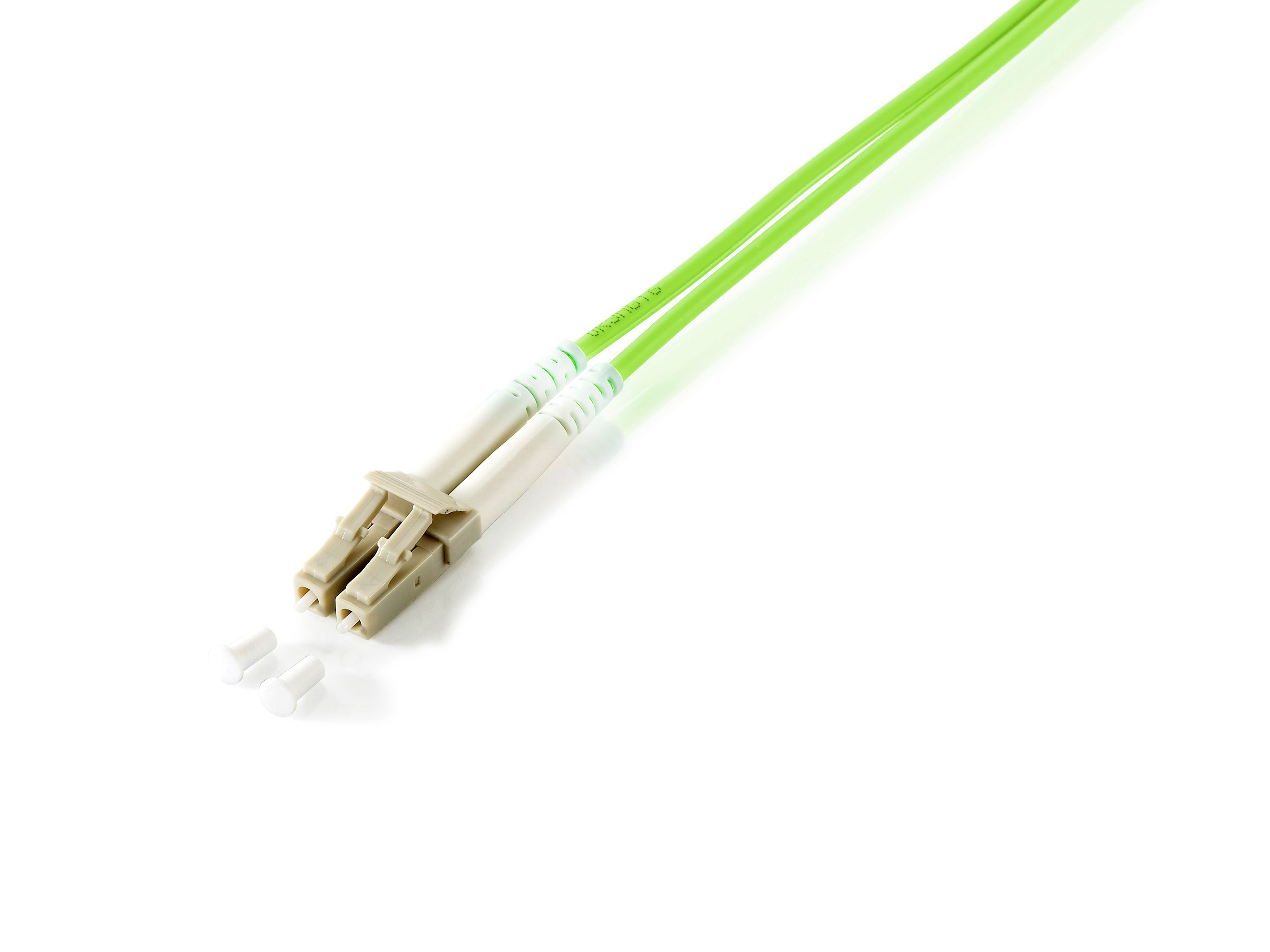 Due cavi in fibra ottica con guaina verde e connettori beige. Sfondo bianco.