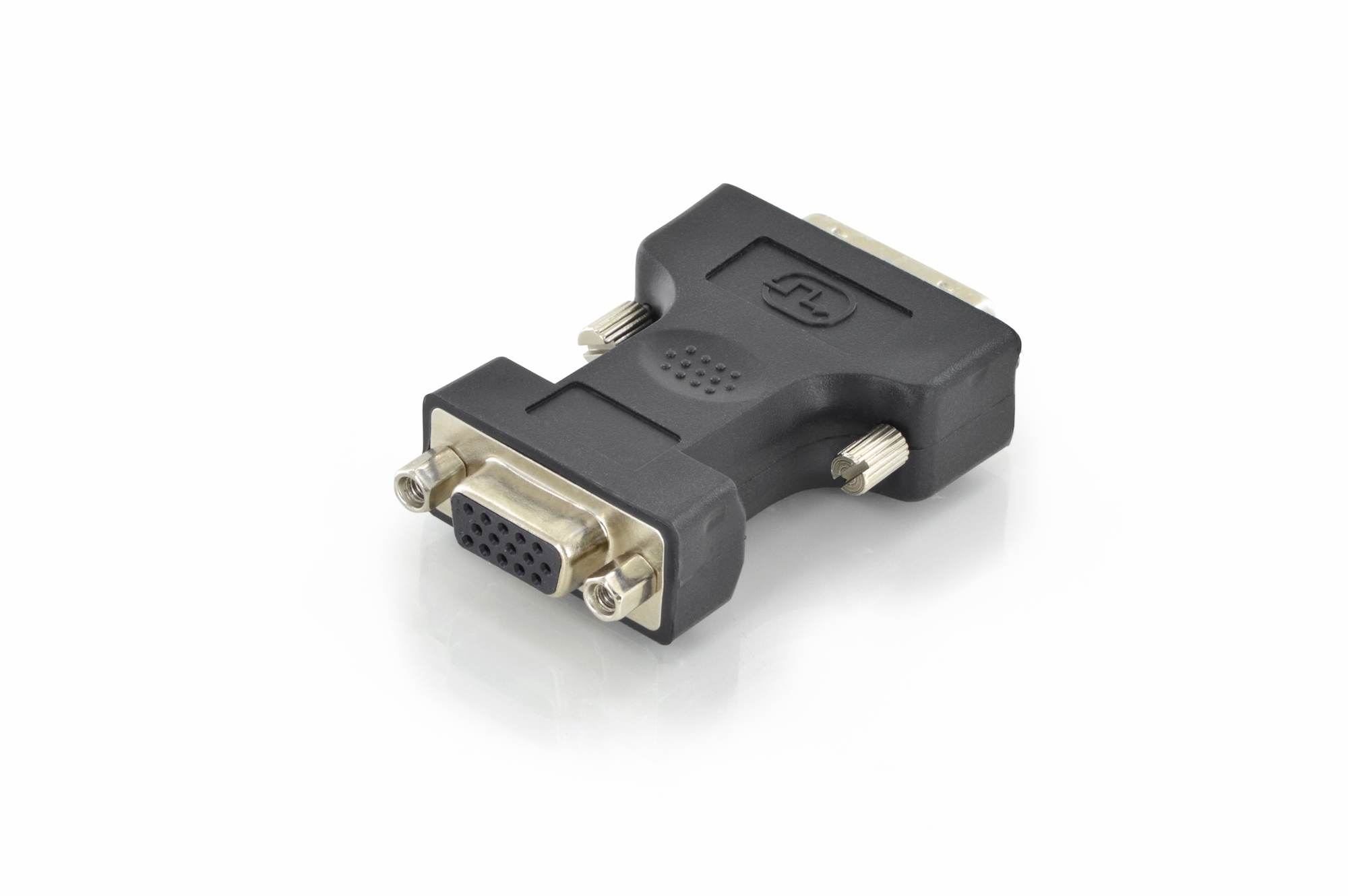 Un adaptador DVI a VGA negro sobre una superficie blanca.