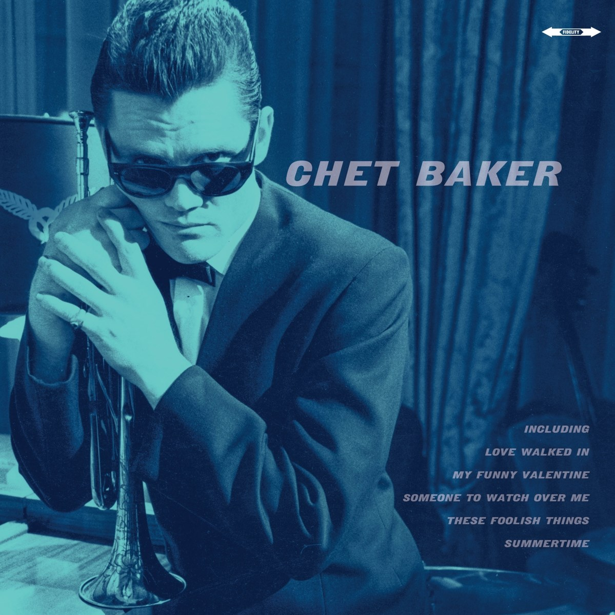 Albumhoes van Chet Baker. Hij draagt een zonnebril en houdt een trompet vast. De achtergrond is blauw.