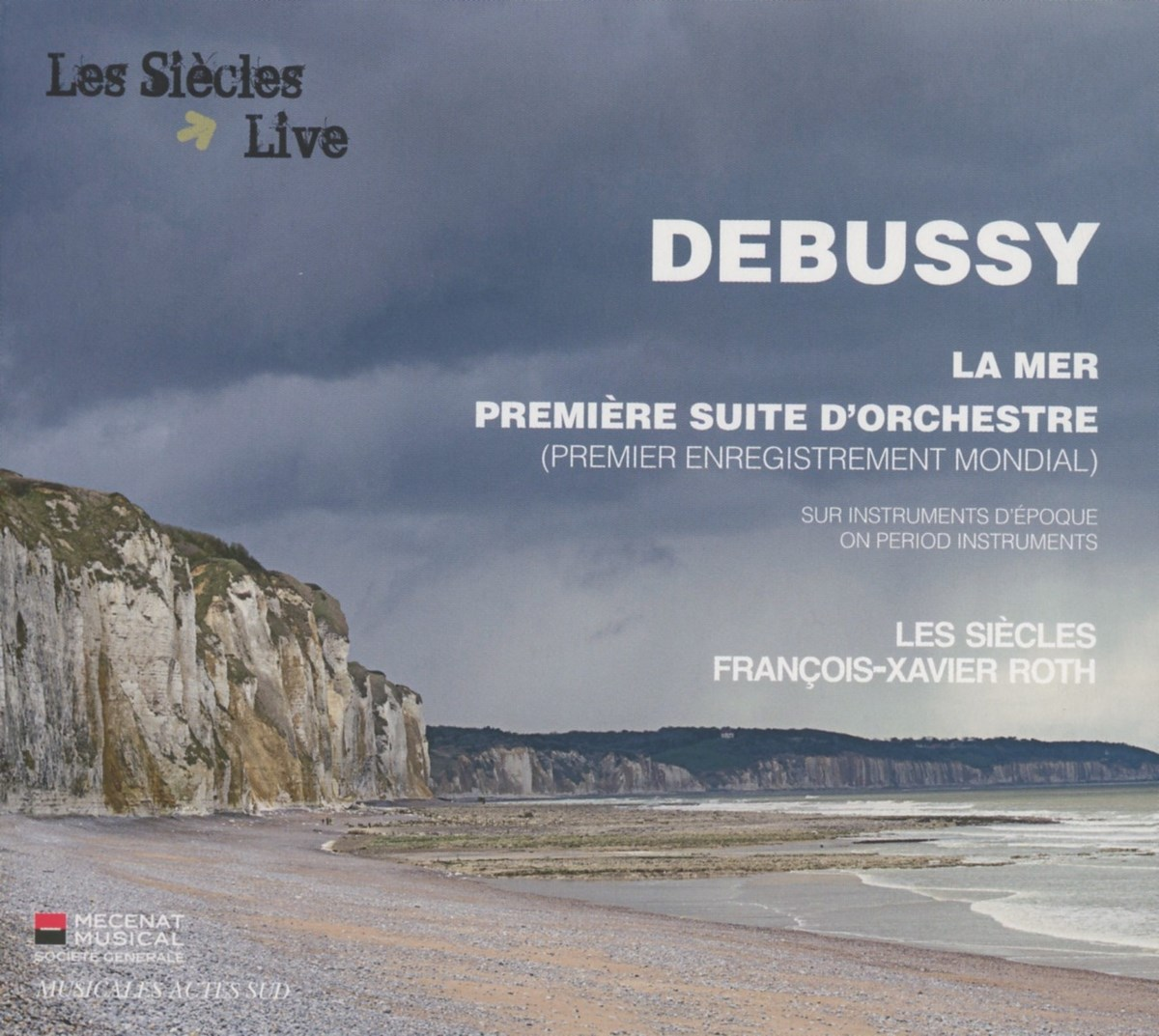 Albumhoes. Kustscène: Kliffen, strand en zee. Tekst: Debussy, La Mer. Bewolkte lucht.