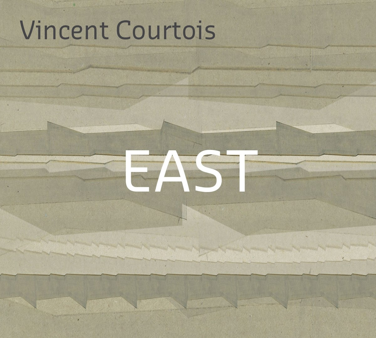 Testo su sfondo strutturato: Vincent Courtois, EAST, in bianco in grassetto.
