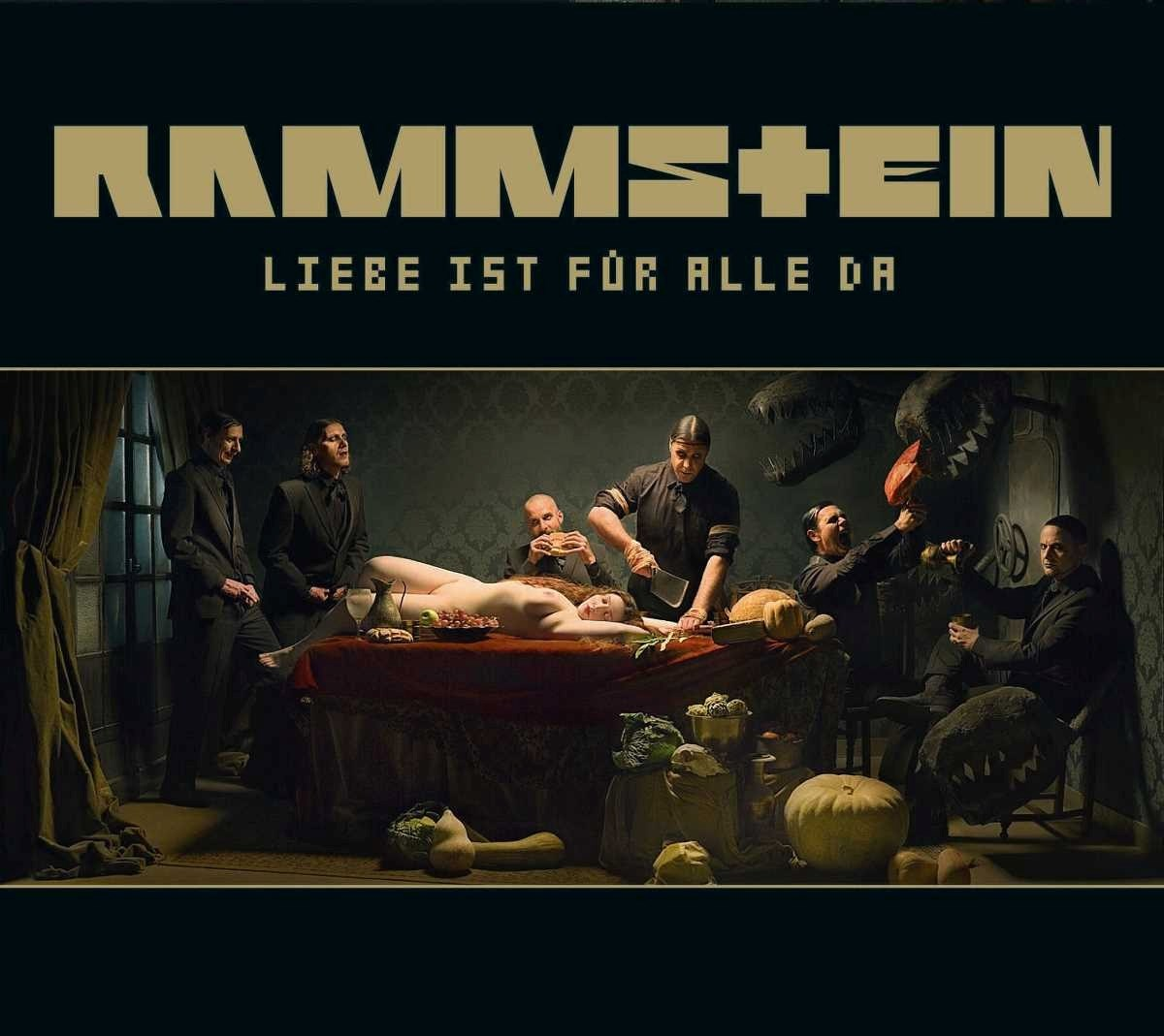 Copertina dell'album, nome della band: Rammstein. Scena di persone che preparano una persona nuda per un pasto.