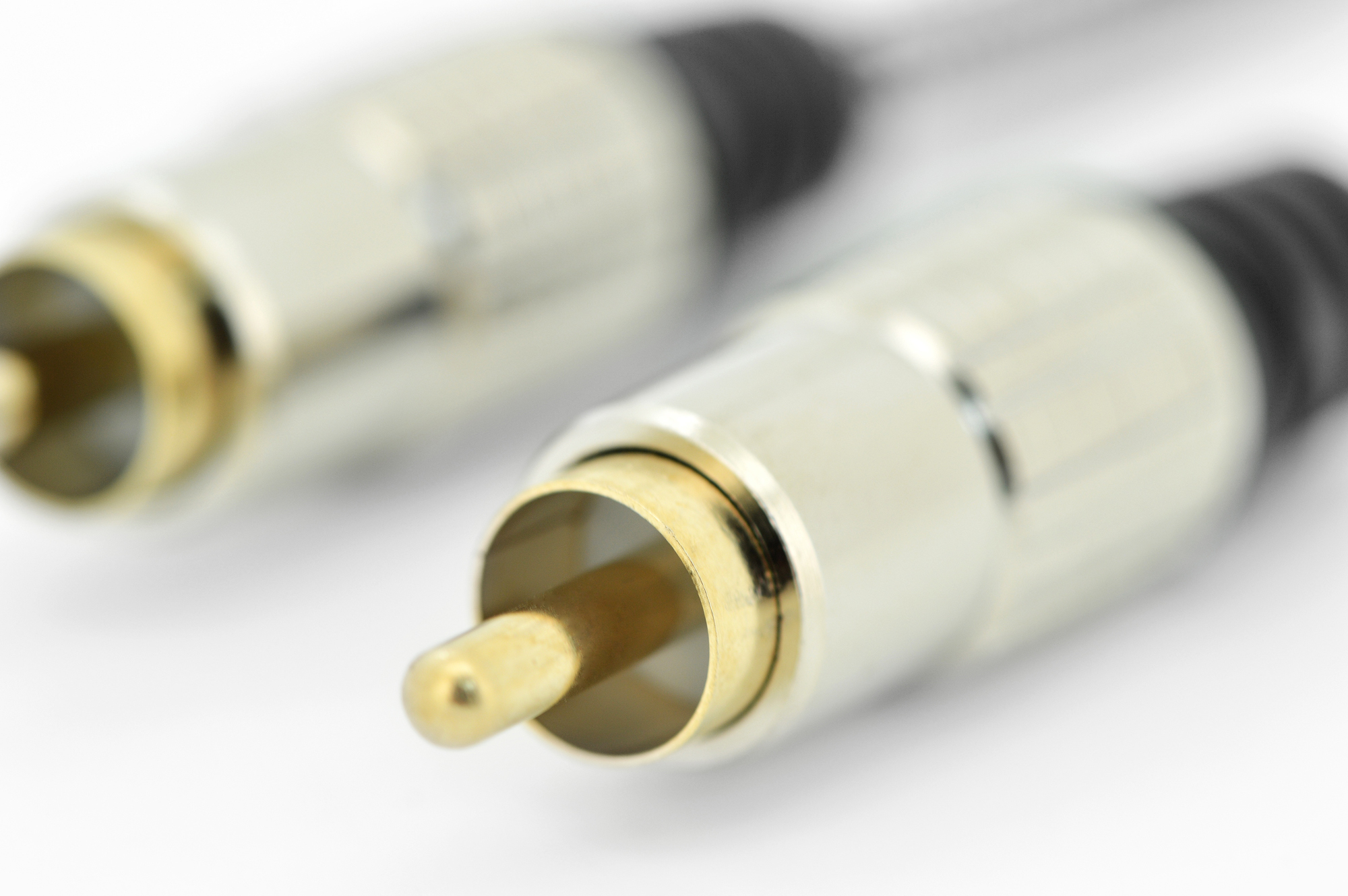 Primer plano del conector RCA. Fondo blanco.