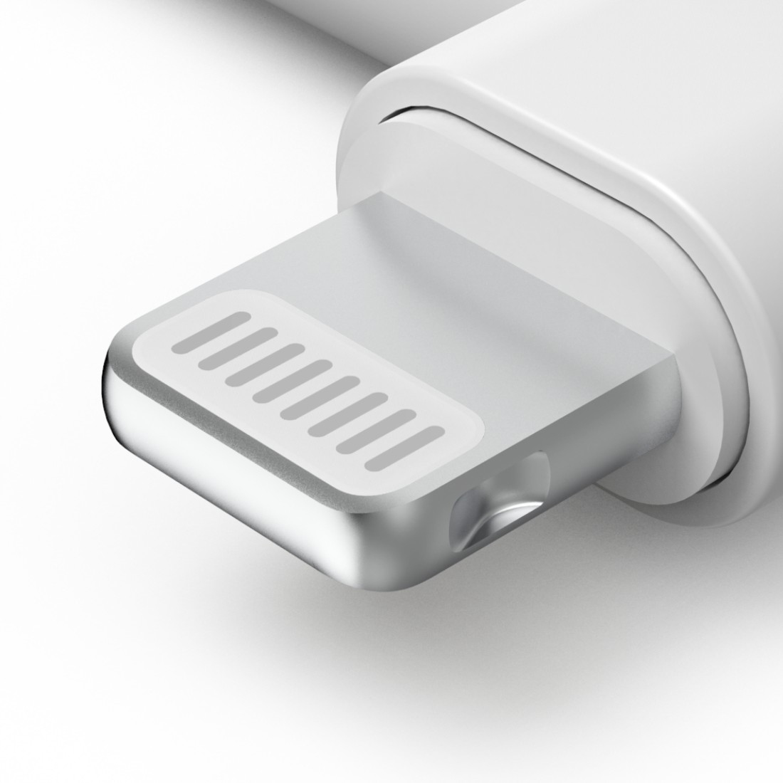 Zbliżenie białej wtyczki Lightning z metalową srebrną powierzchnią, białe tło.