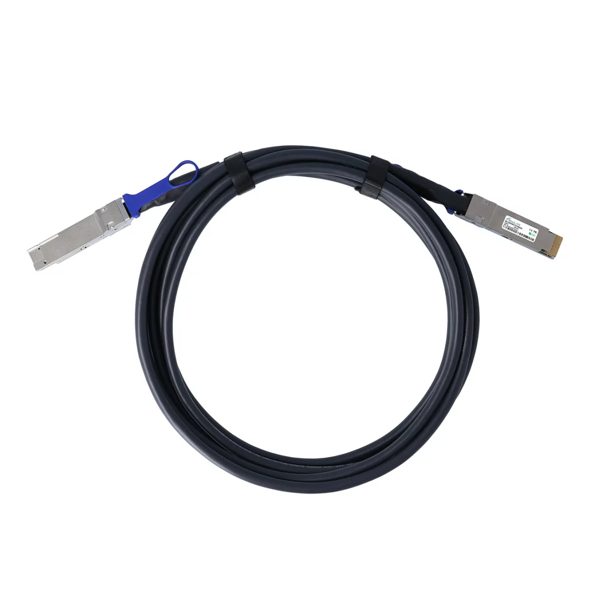 Cavo in fibra ottica nero con connettori argentati. Linguetta blu. Sfondo bianco.