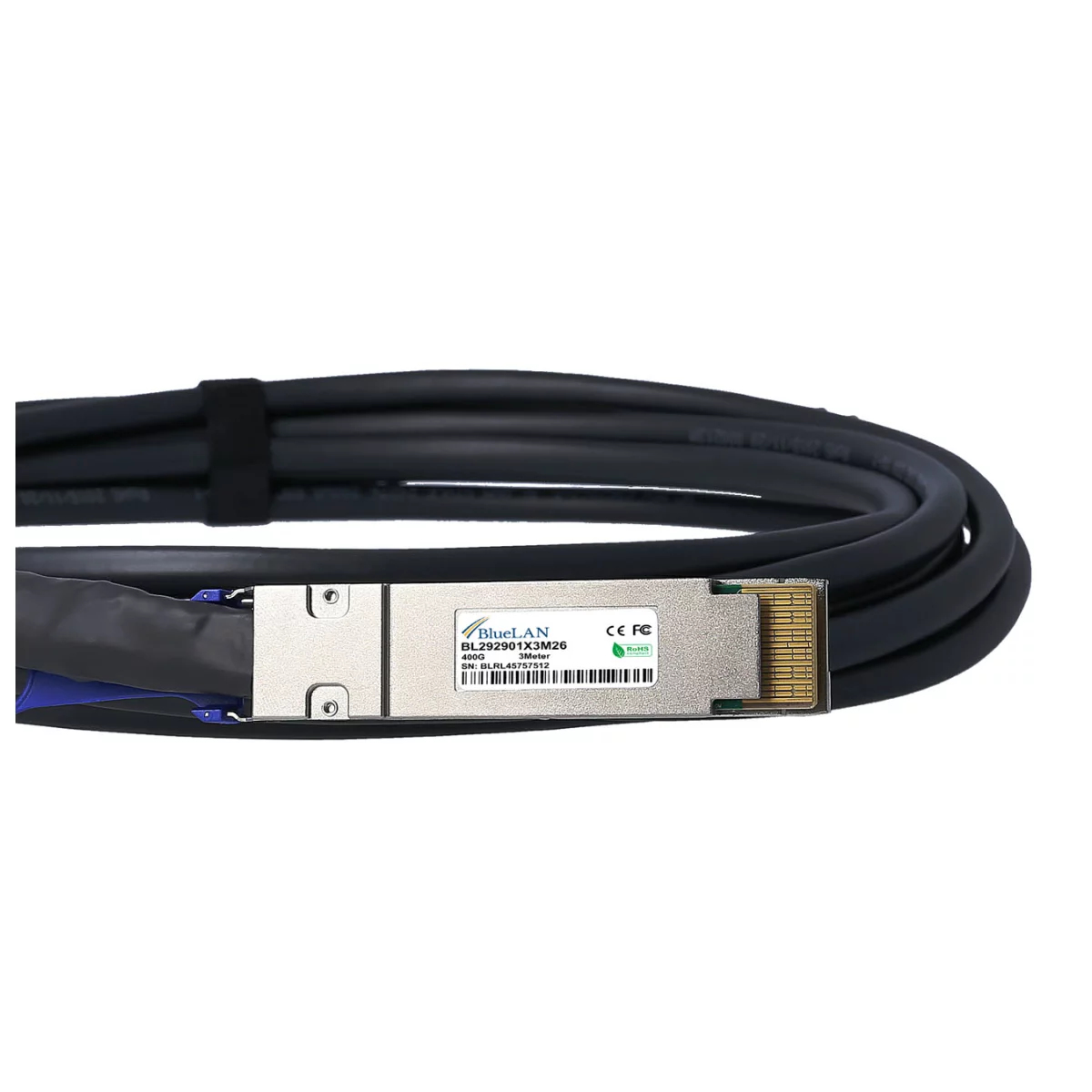 Un cavo in fibra ottica nero con un connettore BlueLAN su sfondo bianco.