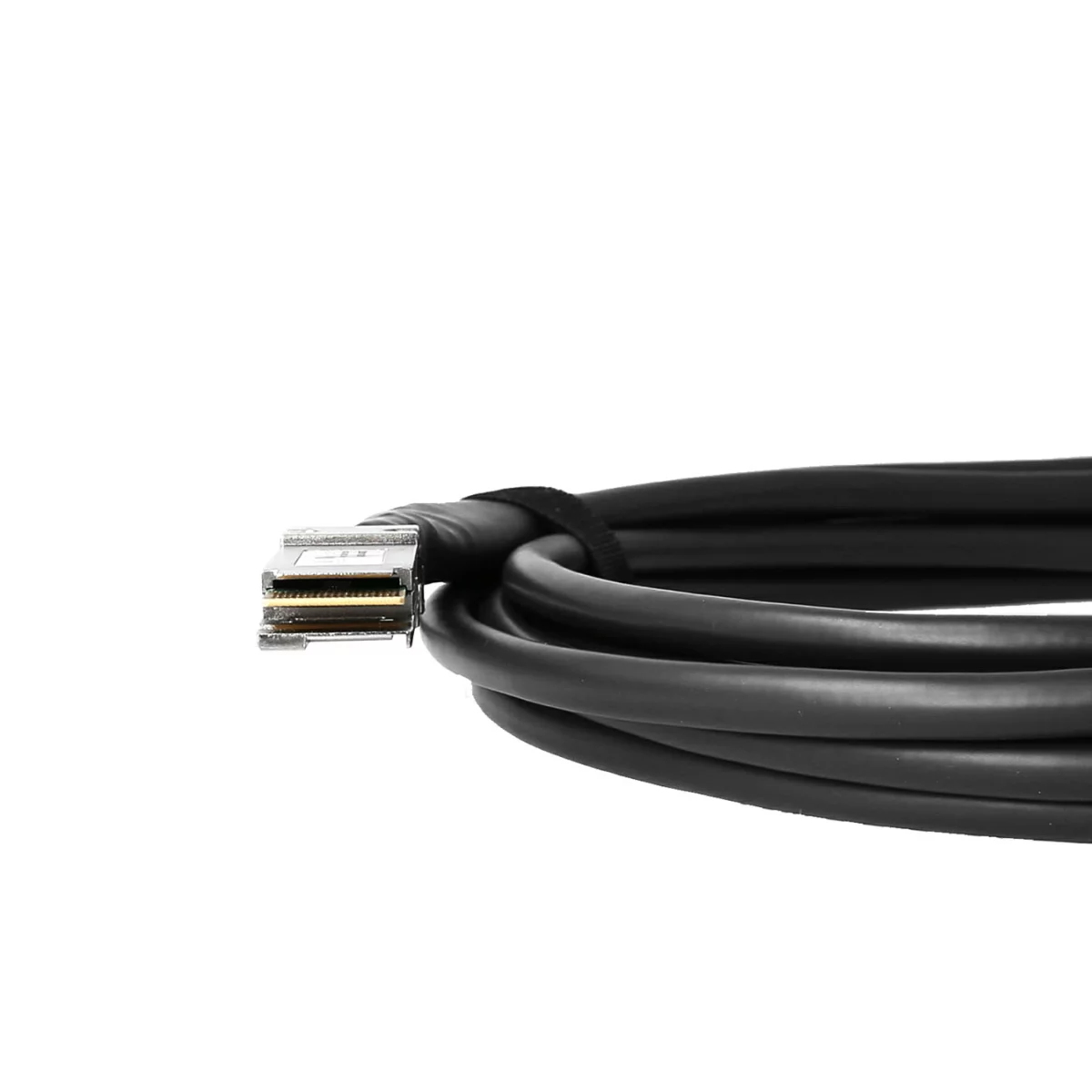 Cavo Ethernet nero con connettore metallico, cinturino in velcro nero. Sfondo bianco.